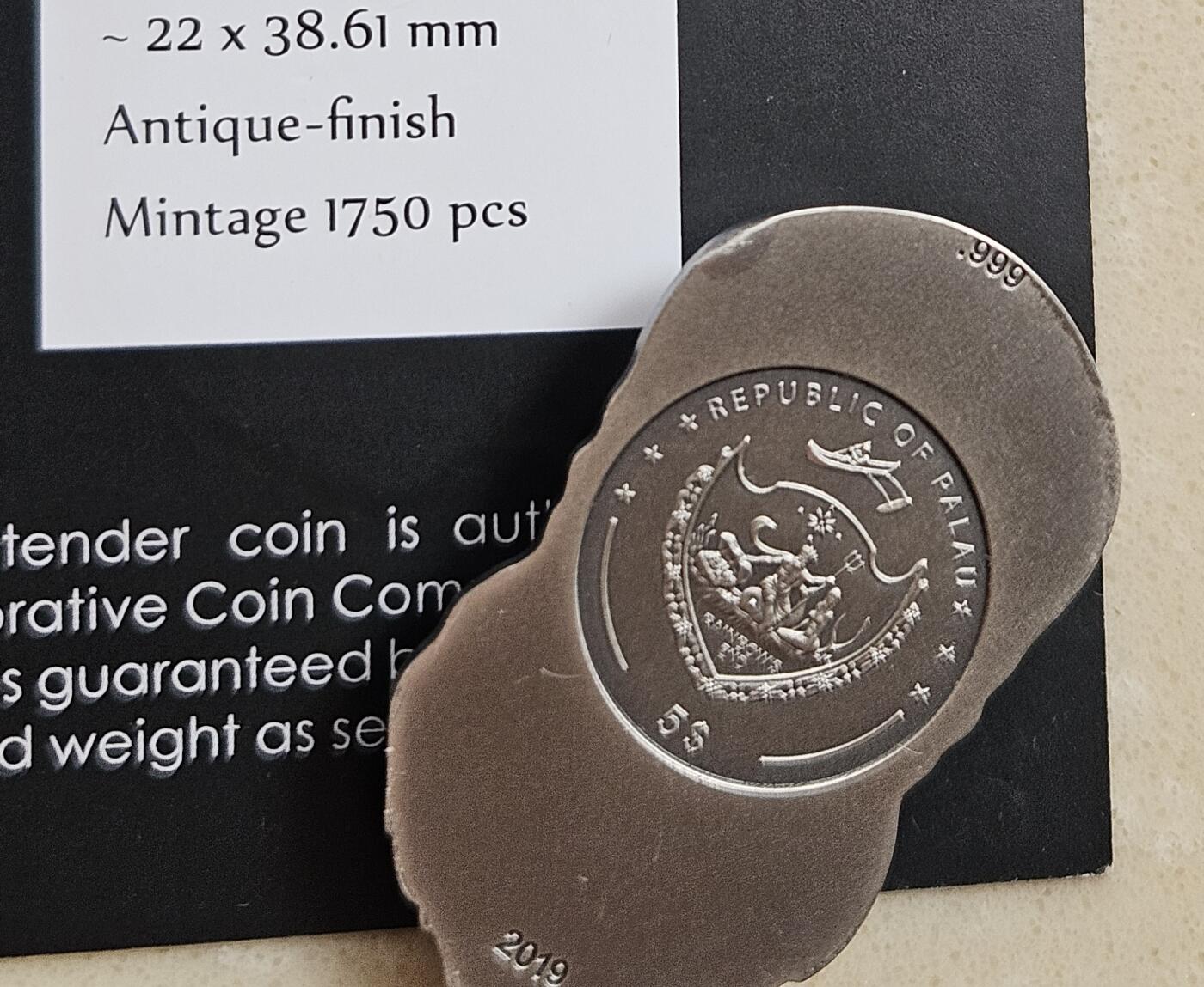 【币将精彩】世界钱币拍卖（2025-12-31） 帕劳2019年骑手骷髅头仿真银币 纯银1盎司，规格22x38.61毫米，发行1750枚，带包装证书 有瑕疵，品如图 