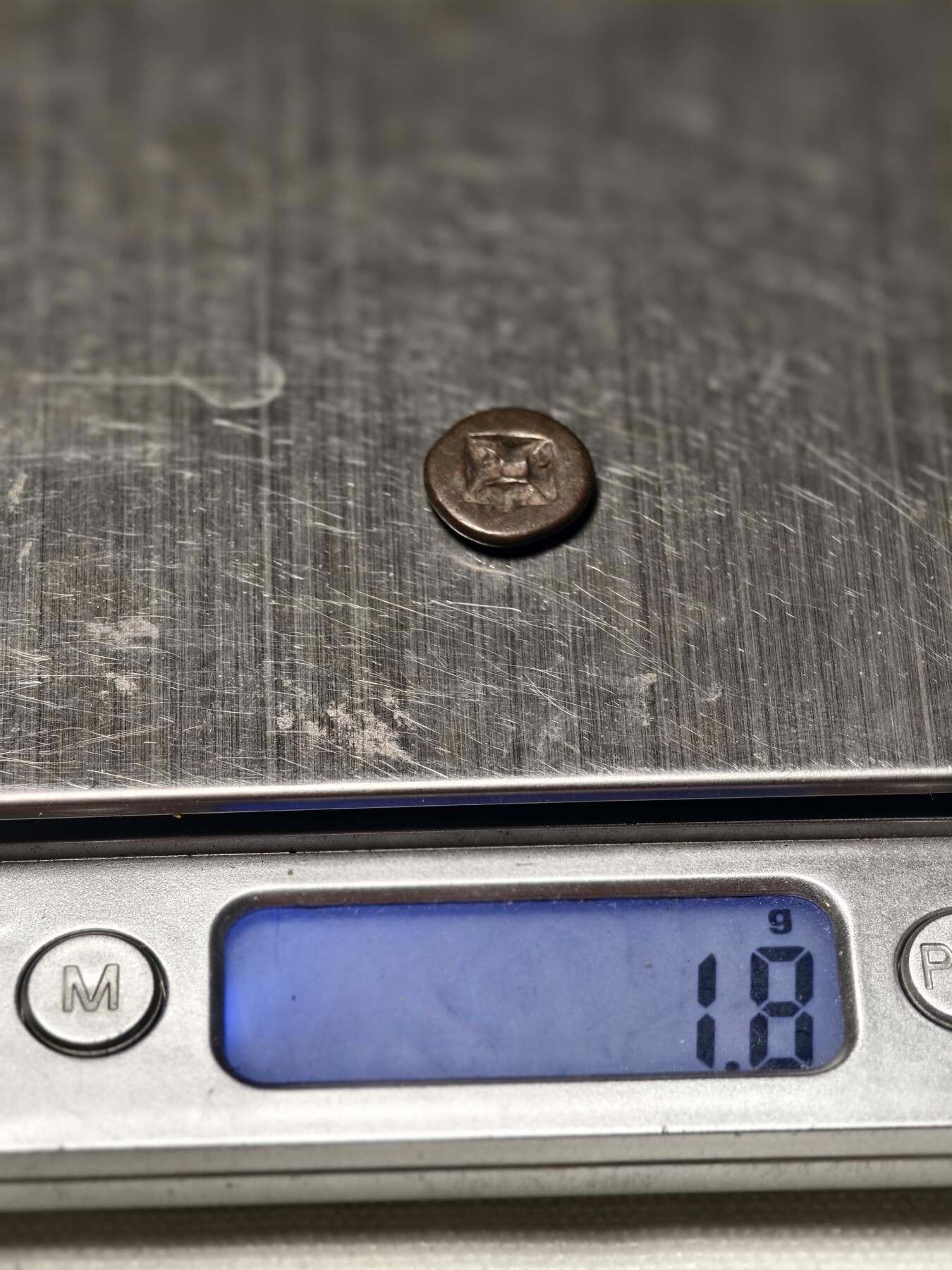 抚柳草堂-第四期章牌钱币（圣诞专场） 奖章勋章限时免佣 满百包邮 放漏专场 三佛齐王国末期至满者伯夷王国早期打制小银币 1.8g重正面有檀香花徽记，背面爪哇岛文，面值1 Unit或称Masa