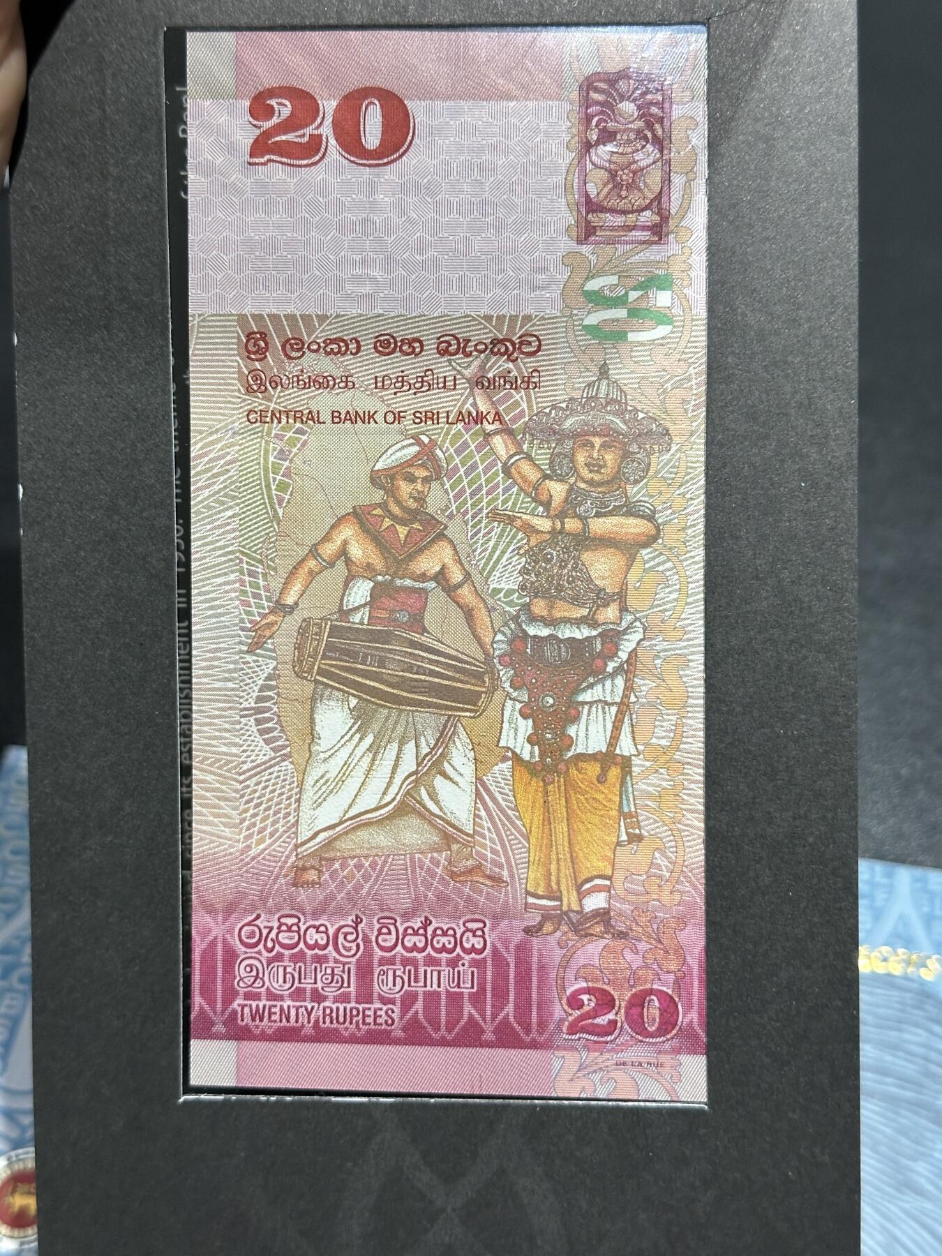 《外钞收藏家》第五百九十六期（精品大拍场）（本平台长期征集拍品、欢迎藏友们联系合作） 斯里兰卡20、50、100卢比 3张精装册子 全部是首发冠