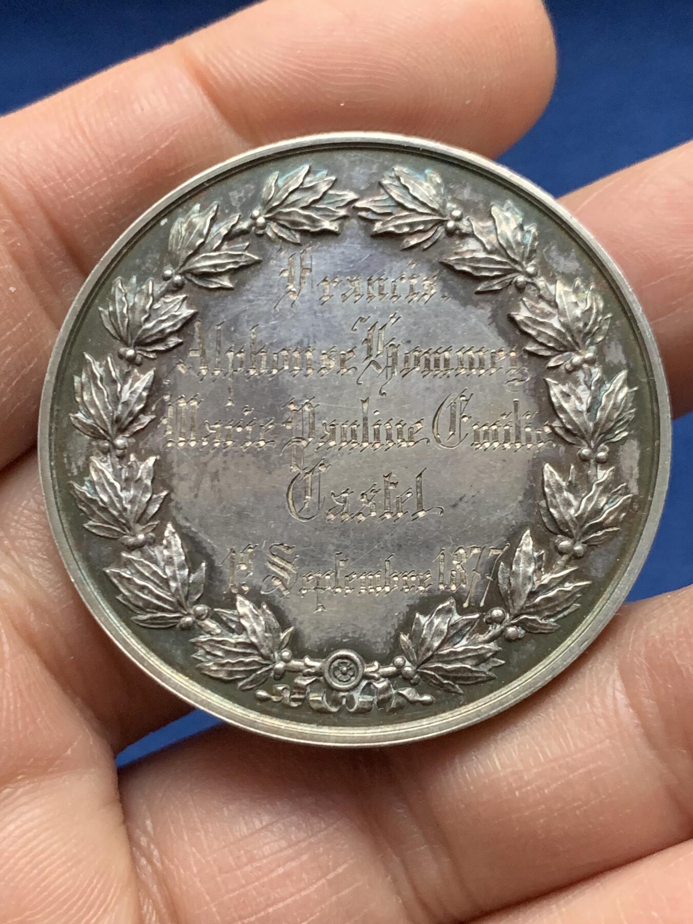 《竞宝斋》第451场 周日，周一，周二  3场连拍 （全场包邮，欢迎送拍） 法国婚姻与爱情纪念银章，刻花字母“CH”，泰里斯旧藏，《结婚币章目录》书中原物，目录编号632，38.45g，40.9mm，蜜蜂边铭