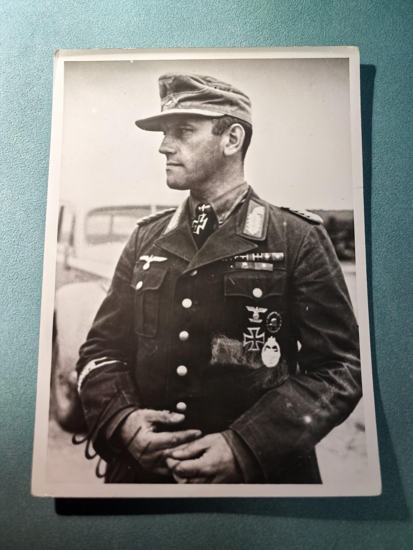 盛世勋华——号角文化勋章邮票专场拍卖第295期 德国（1939）骑士十字勋章获得者照片 阿尔弗雷德·高斯少将 佩戴骑士十字勋章/一战一级铁十字勋章及勋饰/坦克突击奖章/多联勋表等