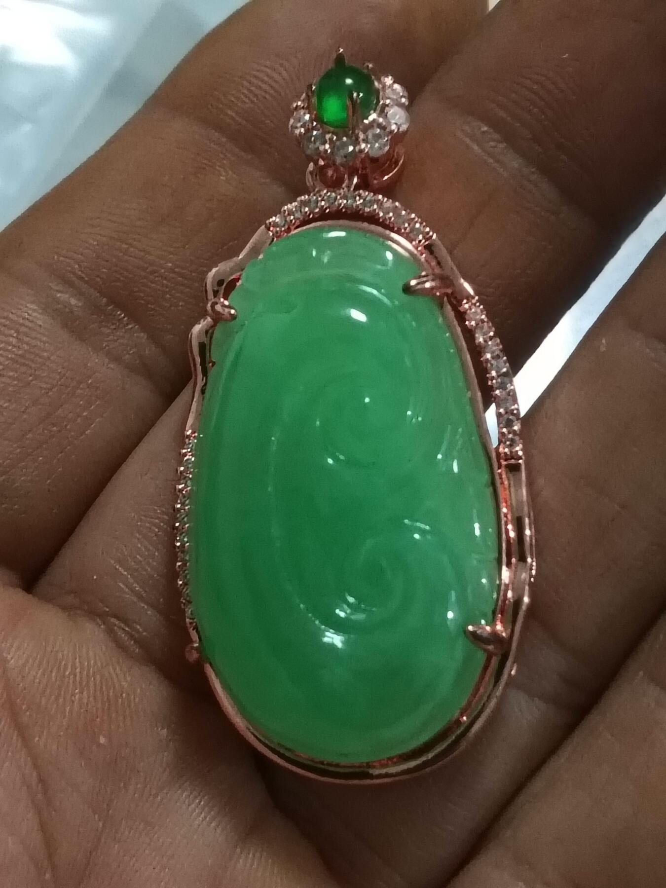 翡翠阳绿色如意镶嵌吊坠