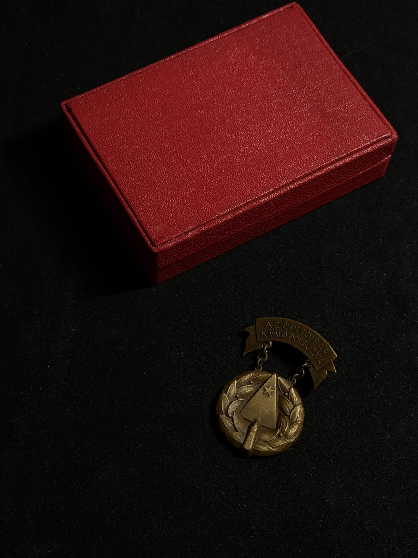 欢庆元旦！戎马世界章牌大赏第109期元旦大拍 匈牙利优秀建筑师奖章