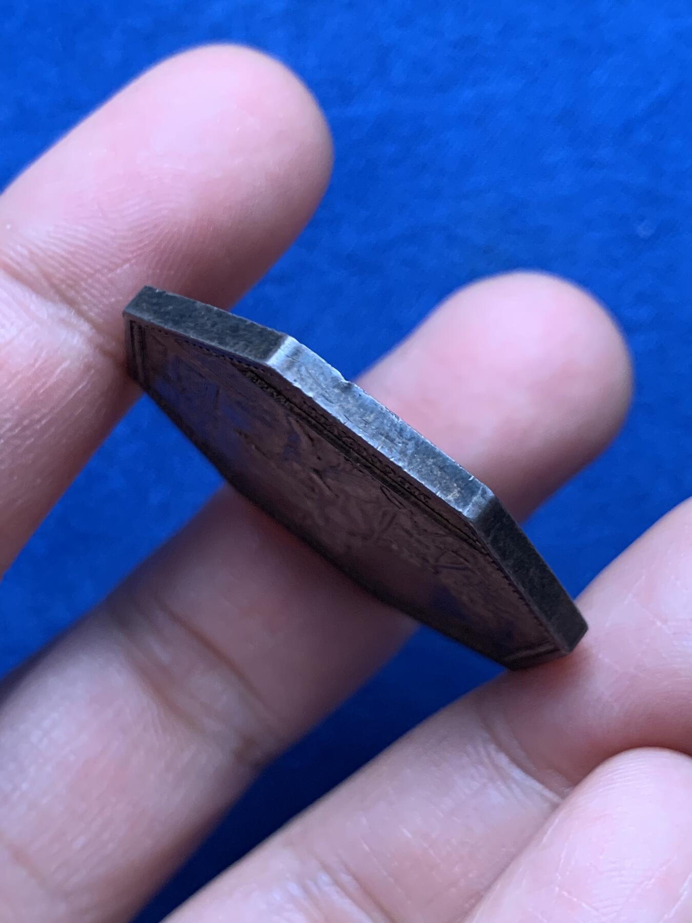 《竞宝斋》第451场 周日，周一，周二  3场连拍 （全场包邮，欢迎送拍） 法国八角银章，路易十八头像综合保险公司，带珠圈早期版本，21.78g，35.6mm，早期无边铭