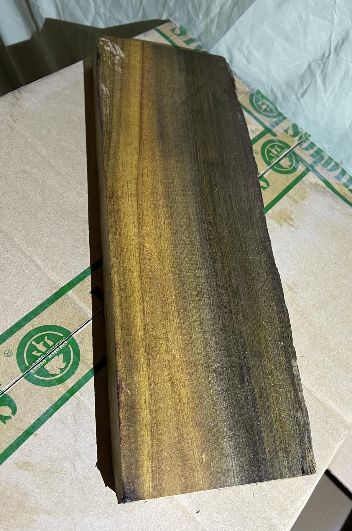 零元拍：1222-3 金丝楠 牌子料   满金丝 果香满满 尺寸：36.4/12.8/厚3.3CM。