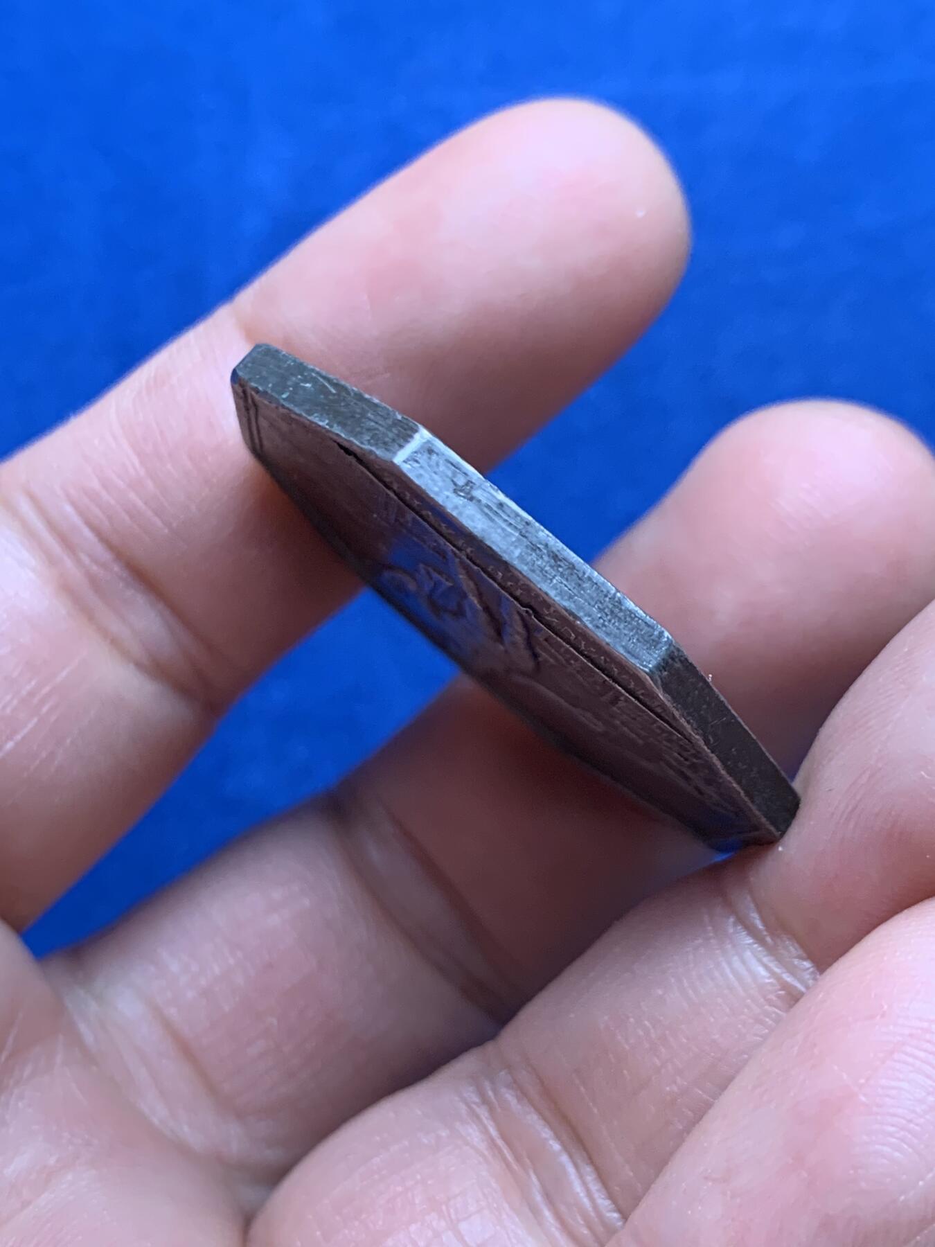 《竞宝斋》第451场 周日，周一，周二  3场连拍 （全场包邮，欢迎送拍） 铅制 法国勒阿弗尔工程八角代币，22.05g，35mm，无边铭，版本自辨