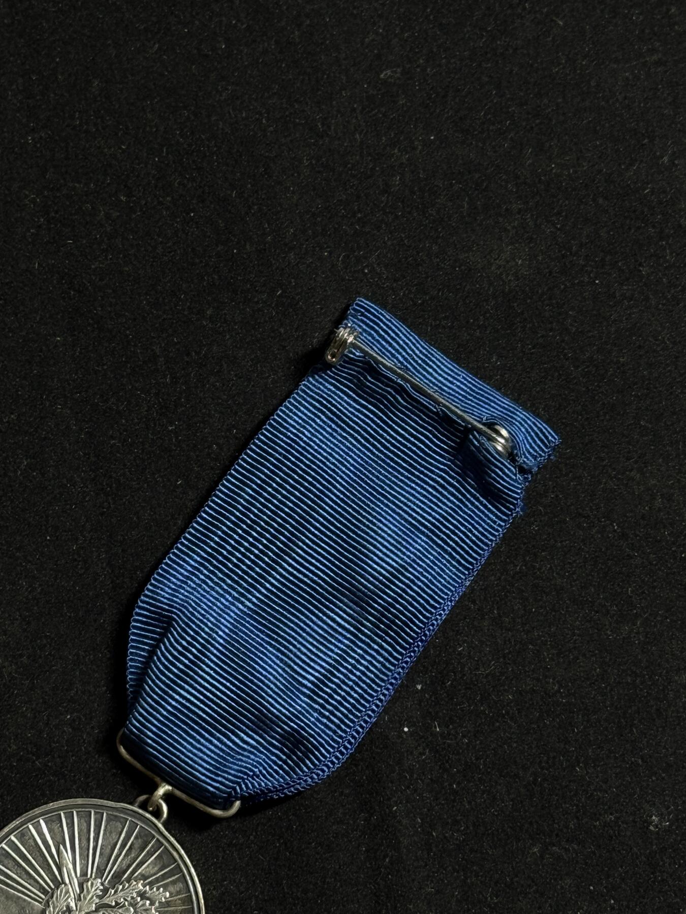 欢庆元旦！戎马世界章牌大赏第109期元旦大拍 芬兰白玫瑰奖章，银制