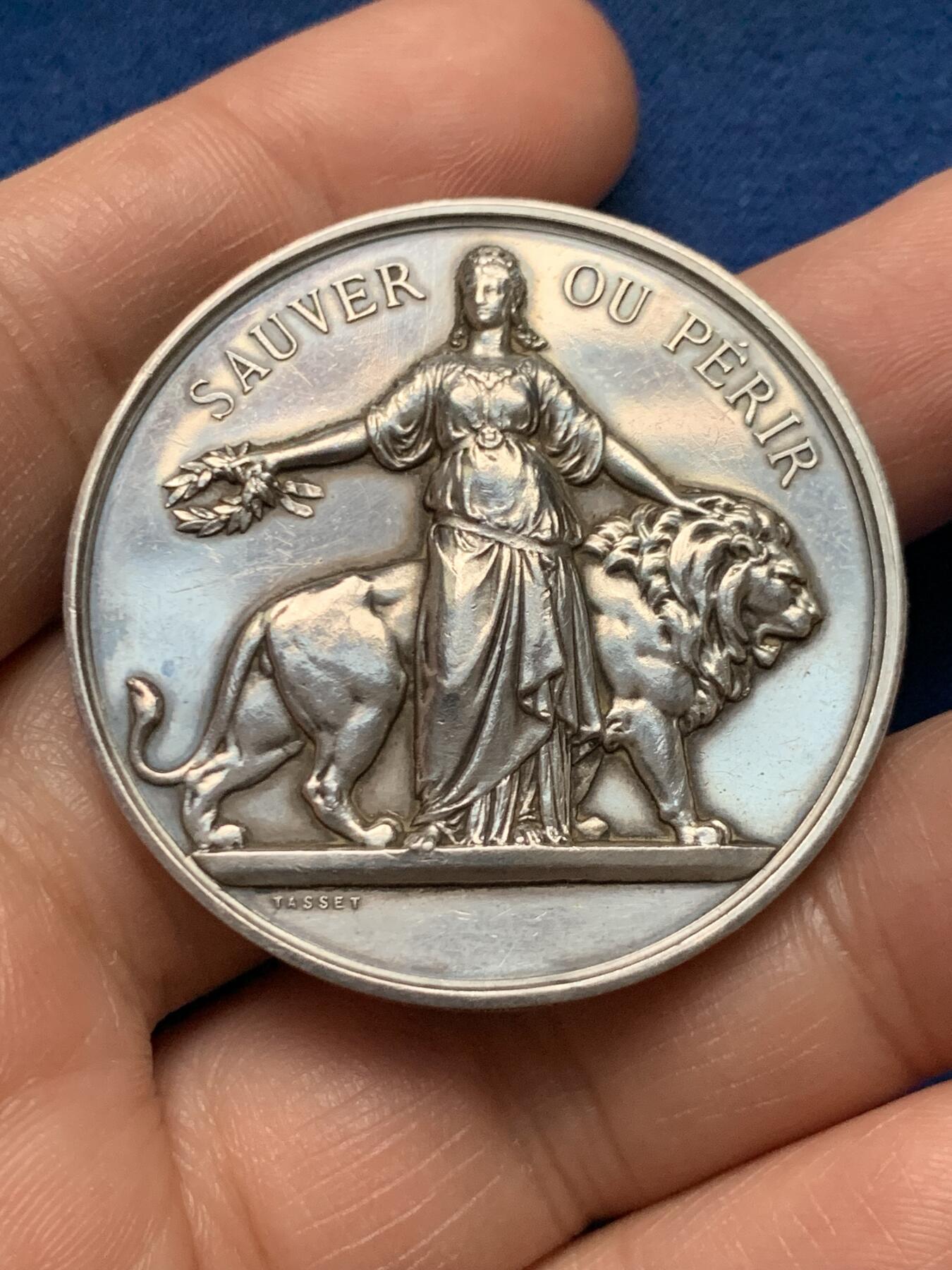 《竞宝斋》第451场 周日，周一，周二  3场连拍 （全场包邮，欢迎送拍） 1882年法国Sanvetage救援协会大银章，正面女神与狮子，超高浮雕。稀有款，直径：42.3mm，重：35.3g，丰饶角边铭
