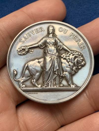 《竞宝斋》第451场 周日，周一，周二  3场连拍 （全场包邮，欢迎送拍） - 1882年法国Sanvetage救援协会大银章，正面女神与狮子，超高浮雕。稀有款，直径：42.3mm，重：35.3g，丰饶角边铭