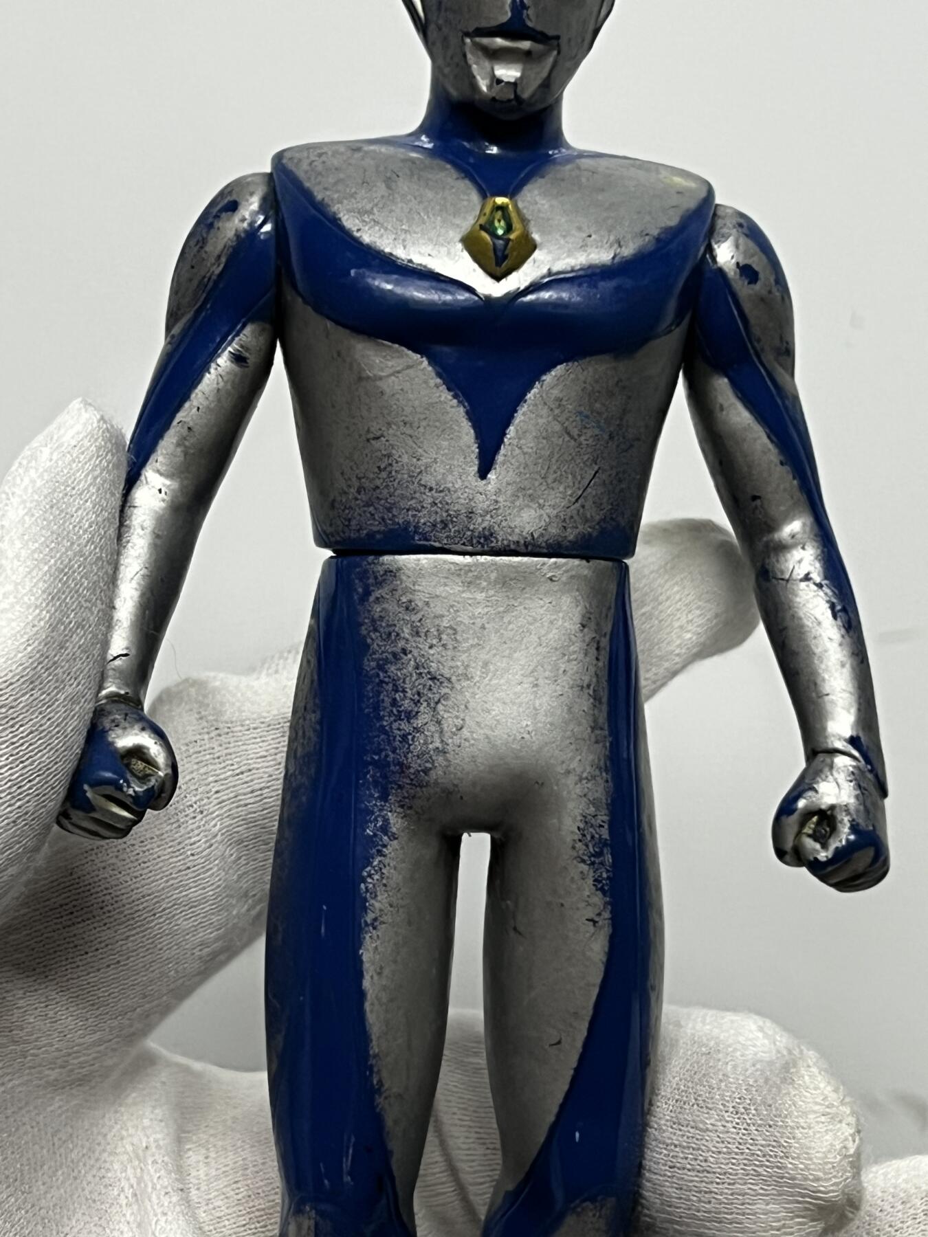 零元拍：海淘中古玩具 万代系列 哦脚底附带铭文以及钢印 1997年出品 20多年老玩具非常少见 掉漆蹭色属正常现象！戴拿奥特曼 奇迹型 软胶模型 中古玩具收藏家必备小摆件