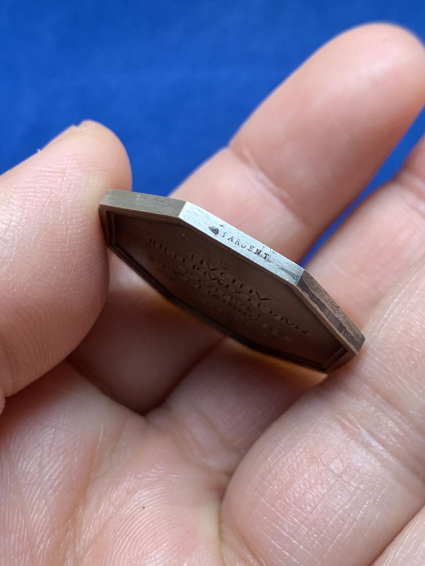 《竞宝斋》第451场 周日，周一，周二  3场连拍 （全场包邮，欢迎送拍） 爱神丘比特之箭银质八角代币，正面铭文“无论你是谁，这就是你的主人，永远都是”。直径：30.5mm，重：13.74g，丰饶角1银标