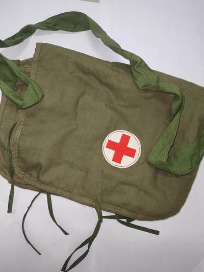 韵星假日拍卖第三十三期 -- Rimey Holidays Auction 33 - 越南民主共和国战时野战医疗兵挎包 整体存完好，没有虫蛀。稀少兵种，战时非后期复刻 少见