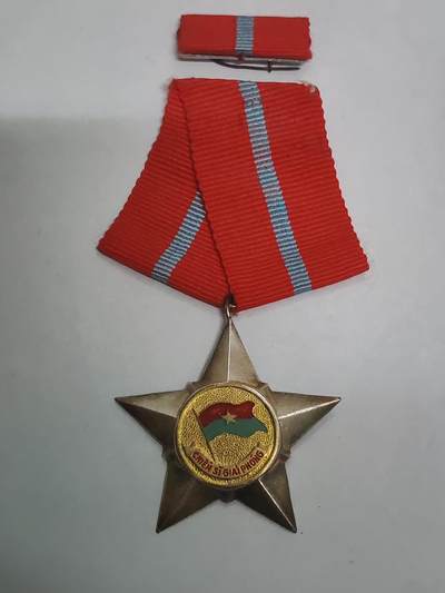 韵星假日拍卖第三十三期 -- Rimey Holidays Auction 33 - 越南南方共和国（越共）越战战时三级解放战士勋章软挂版带略 白铜镀银 非后期铝制