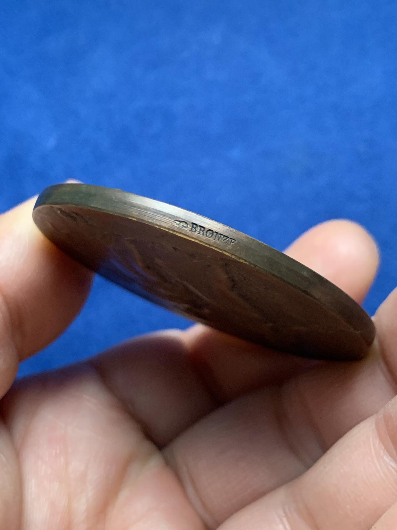 《竞宝斋》第451场 周日，周一，周二  3场连拍 （全场包邮，欢迎送拍） 1905年法国农业丰收女神原盒铜奖章，59.5克，50mm,丰饶角边铭，品相很好，烫金皮盒正常扣合。