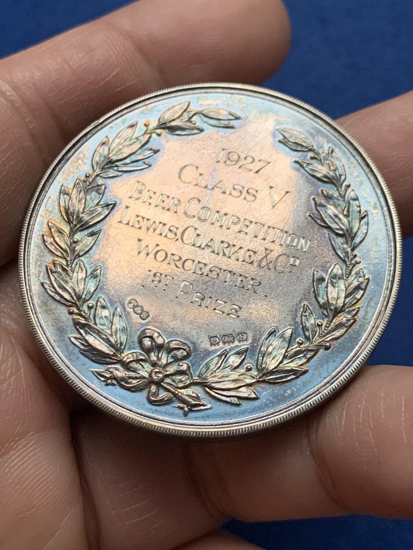 《竞宝斋》第451场 周日，周一，周二  3场连拍 （全场包邮，欢迎送拍） 英国伍斯特郡1927年酿酒师同盟贸易会国际展销大银章，颁发给啤酒酿造比赛的第一名，通体五彩包浆有走狮银标；带原盒，46.2克，44.5mm。