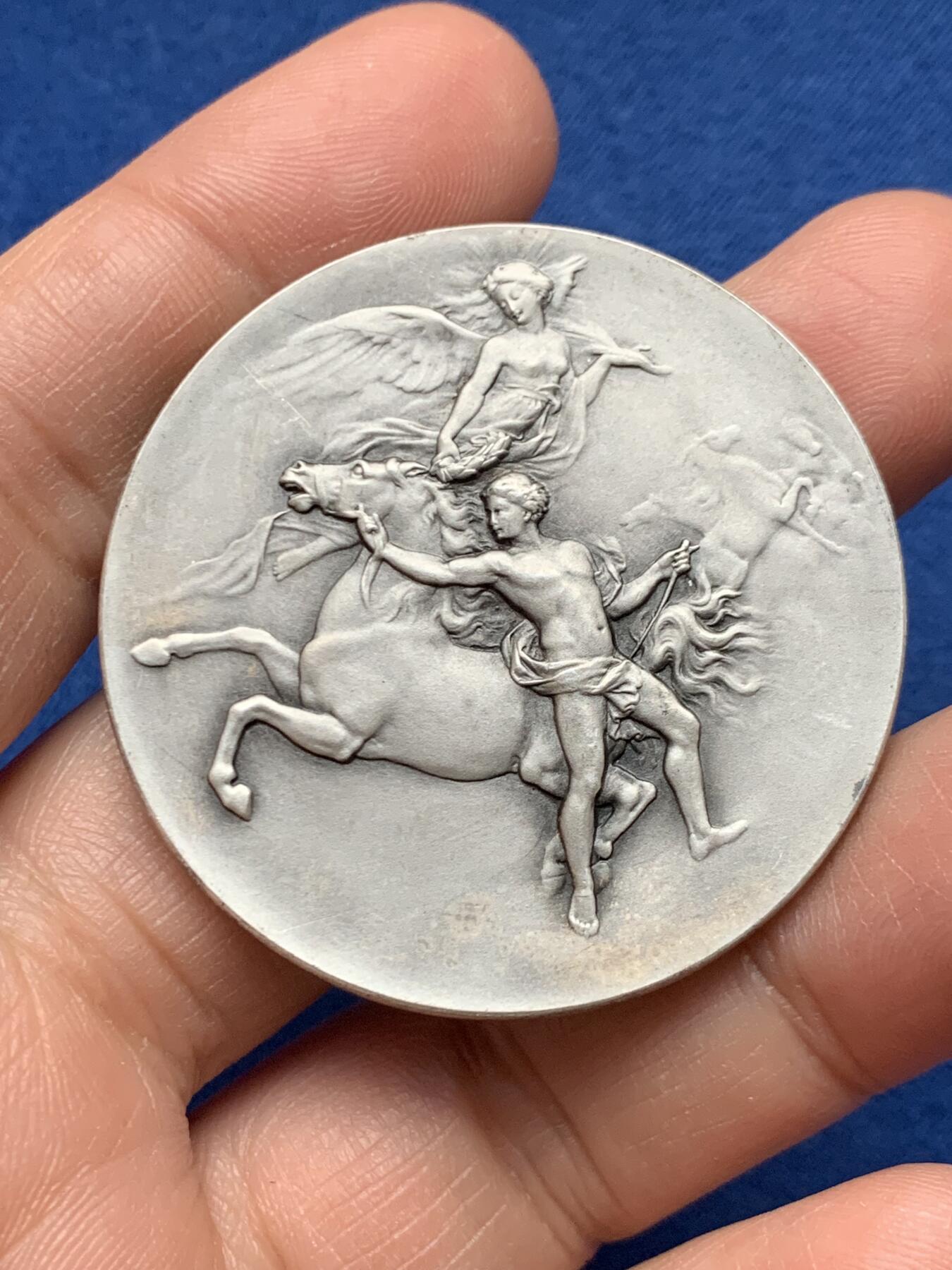 《竞宝斋》第451场 周日，周一，周二  3场连拍 （全场包邮，欢迎送拍） 1933年法国农业联盟镀银大铜章，双面浮雕，品相佳，直径：44.2mm，重：36.85g，正方形铜标边铭。