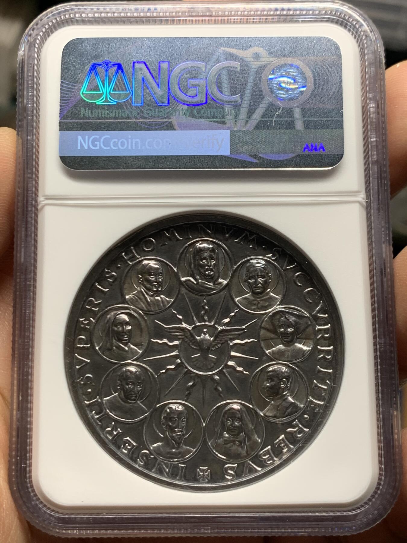 《竞宝斋》第451场 周日，周一，周二  3场连拍 （全场包邮，欢迎送拍） NGC MS62 梵蒂冈庇护十二世银章，背面是当时天主教会推崇的九圣人像，边文拉丁语：已被接入神界的众神们，快来救助人类的危难吧！加厚盒