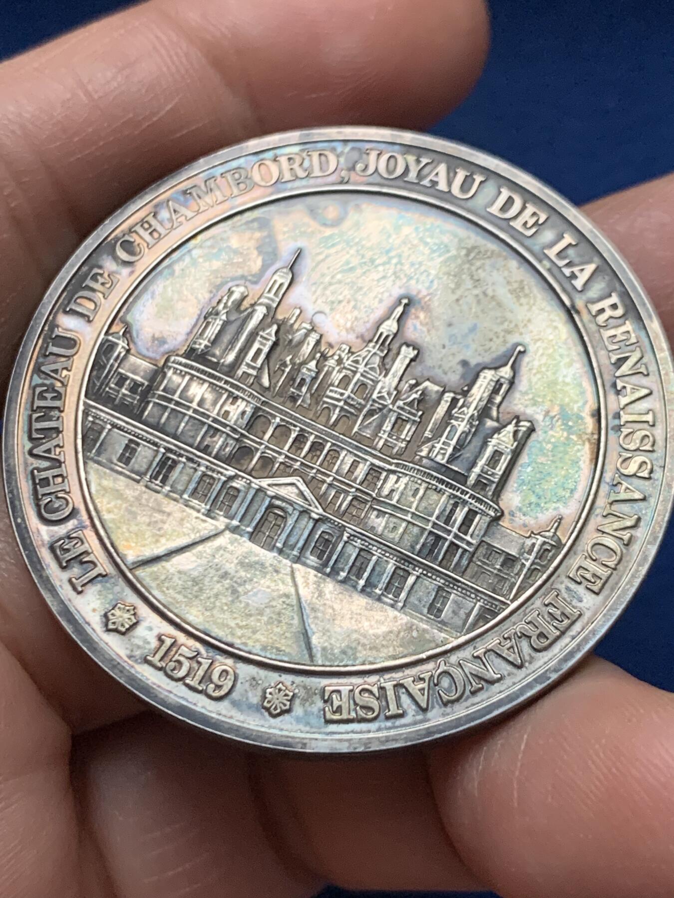 《竞宝斋》第451场 周日，周一，周二  3场连拍 （全场包邮，欢迎送拍） 法国香波城堡银章，直径44.2mm，重38.23克，菱形边铭。