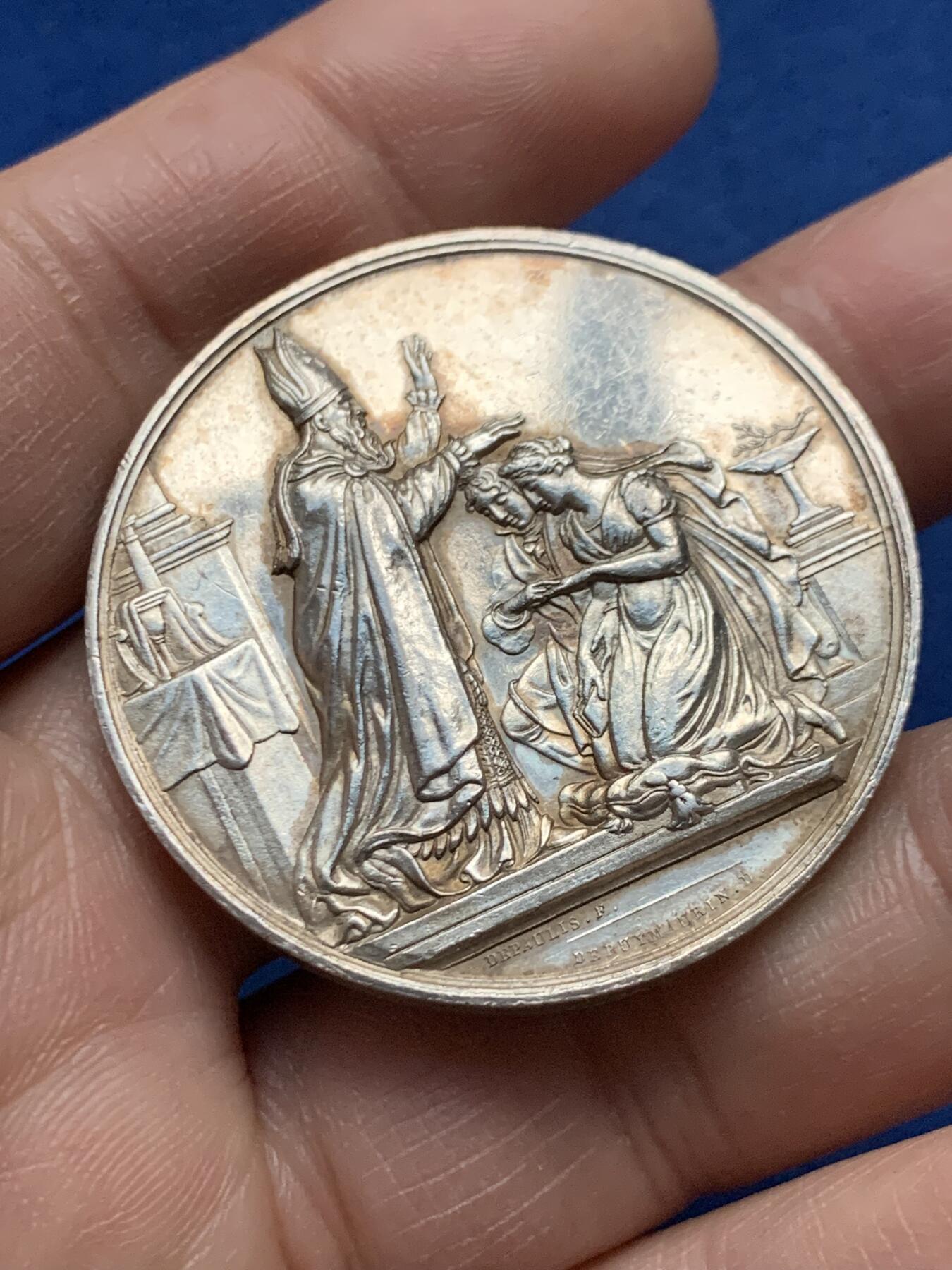 《竞宝斋》第451场 周日，周一，周二  3场连拍 （全场包邮，欢迎送拍） 法国婚姻爱情信物银章，31.42g，41.2mm，油灯边铭