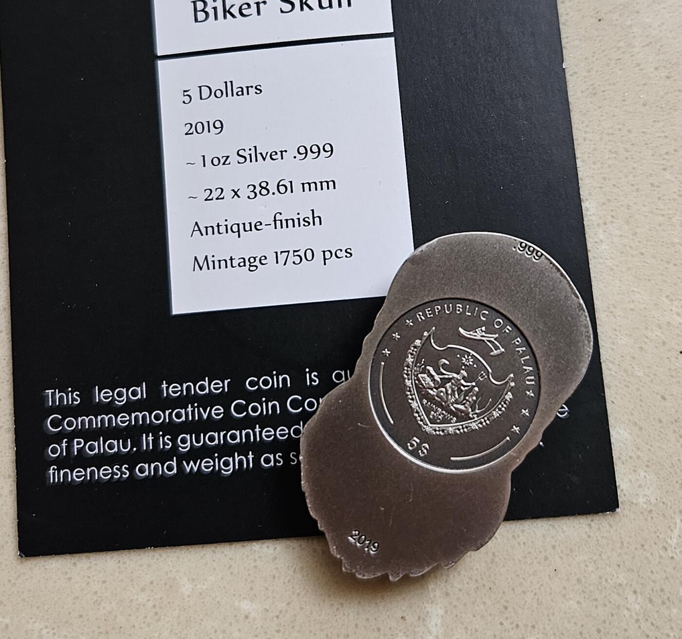 【币将精彩】世界钱币拍卖（2025-12-31） 帕劳2019年骑手骷髅头仿真银币 纯银1盎司，规格22x38.61毫米，发行1750枚，带包装证书 有瑕疵，品如图 