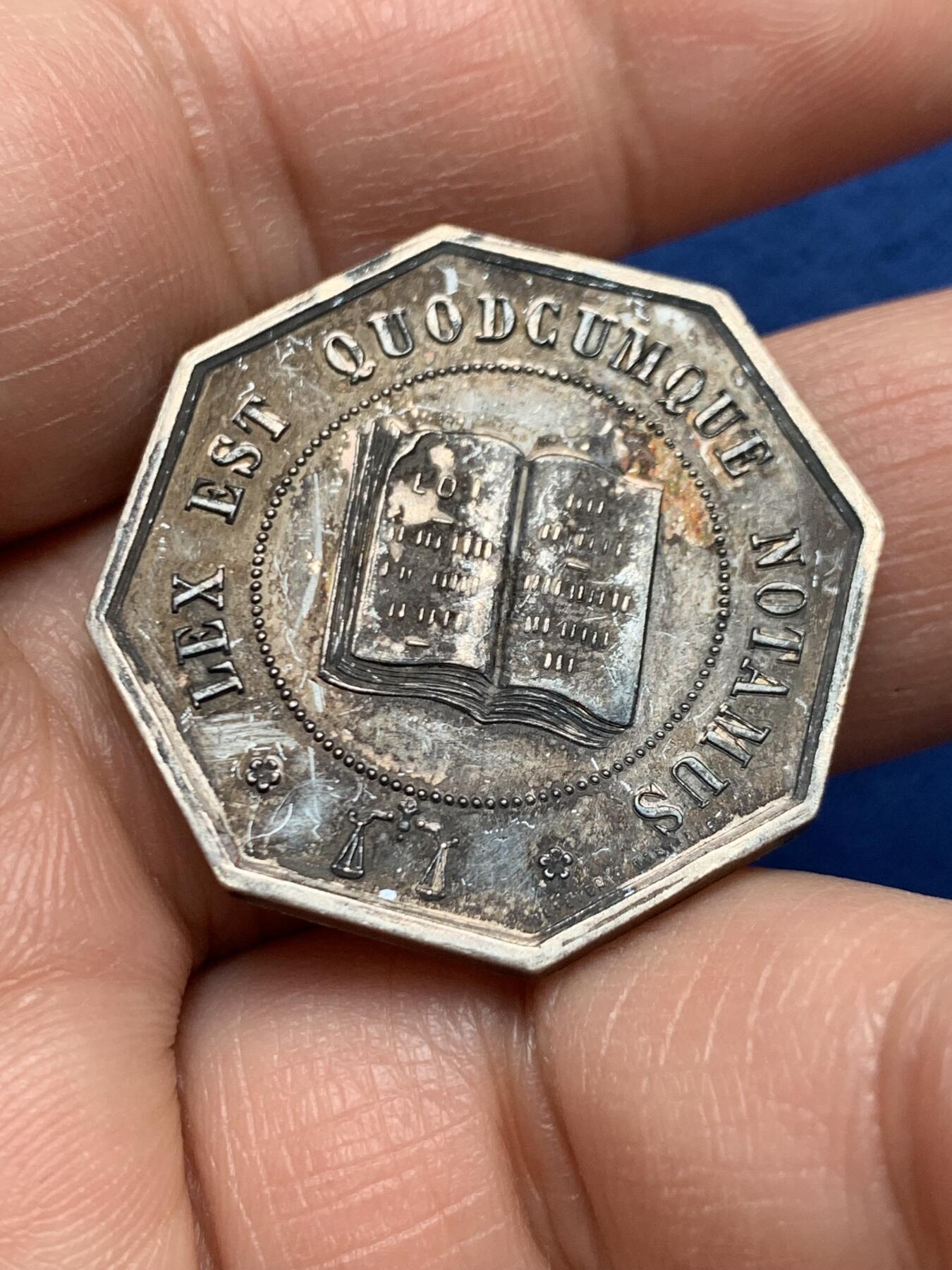 《竞宝斋》第451场 周日，周一，周二  3场连拍 （全场包邮，欢迎送拍） 法国色当地区公证人协会八角银质代币，12.12g，29.5mm，边铭：菱形+野猪头