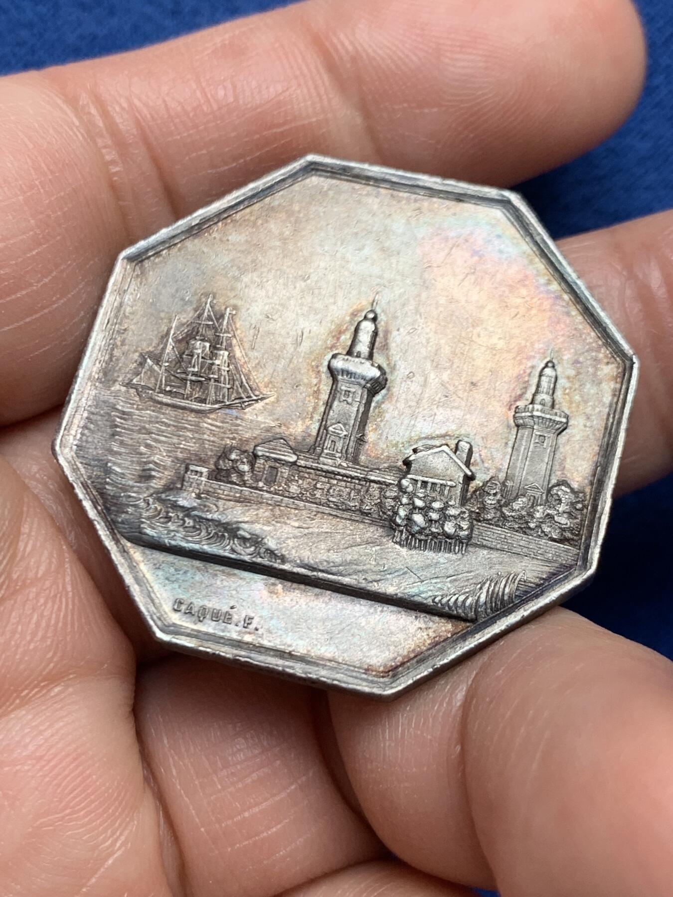 《竞宝斋》第451场 周日，周一，周二  3场连拍 （全场包邮，欢迎送拍） 法国勒阿弗尔私人保险协会八角银章，18.75g，35.6mm，手指边铭，少见八角。