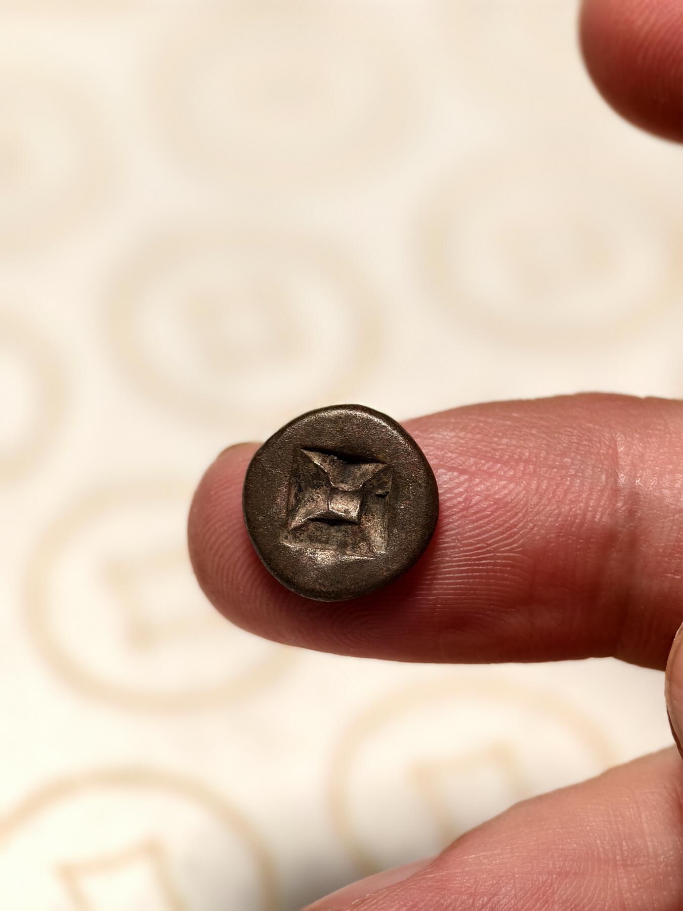 抚柳草堂-第四期章牌钱币（圣诞专场） 奖章勋章限时免佣 满百包邮 放漏专场 三佛齐王国末期至满者伯夷王国早期打制小银币 1.8g重正面有檀香花徽记，背面爪哇岛文，面值1 Unit或称Masa