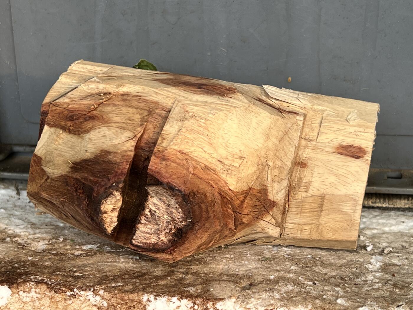 零元拍：  1688/6 海南黄花梨原料。因为料子不规则，尺寸为大约尺寸：113/54/60/52/48MM