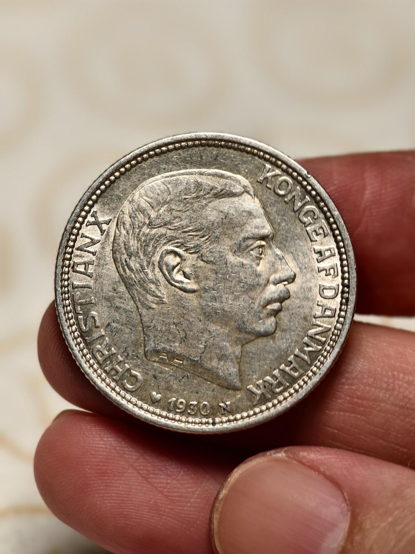 抚柳草堂-第四期章牌钱币（圣诞专场） 奖章勋章限时免佣 满百包邮 放漏专场 1930丹麦克里斯蒂安十世60诞辰2克朗纪念银币  重15克 难得极美品带原光