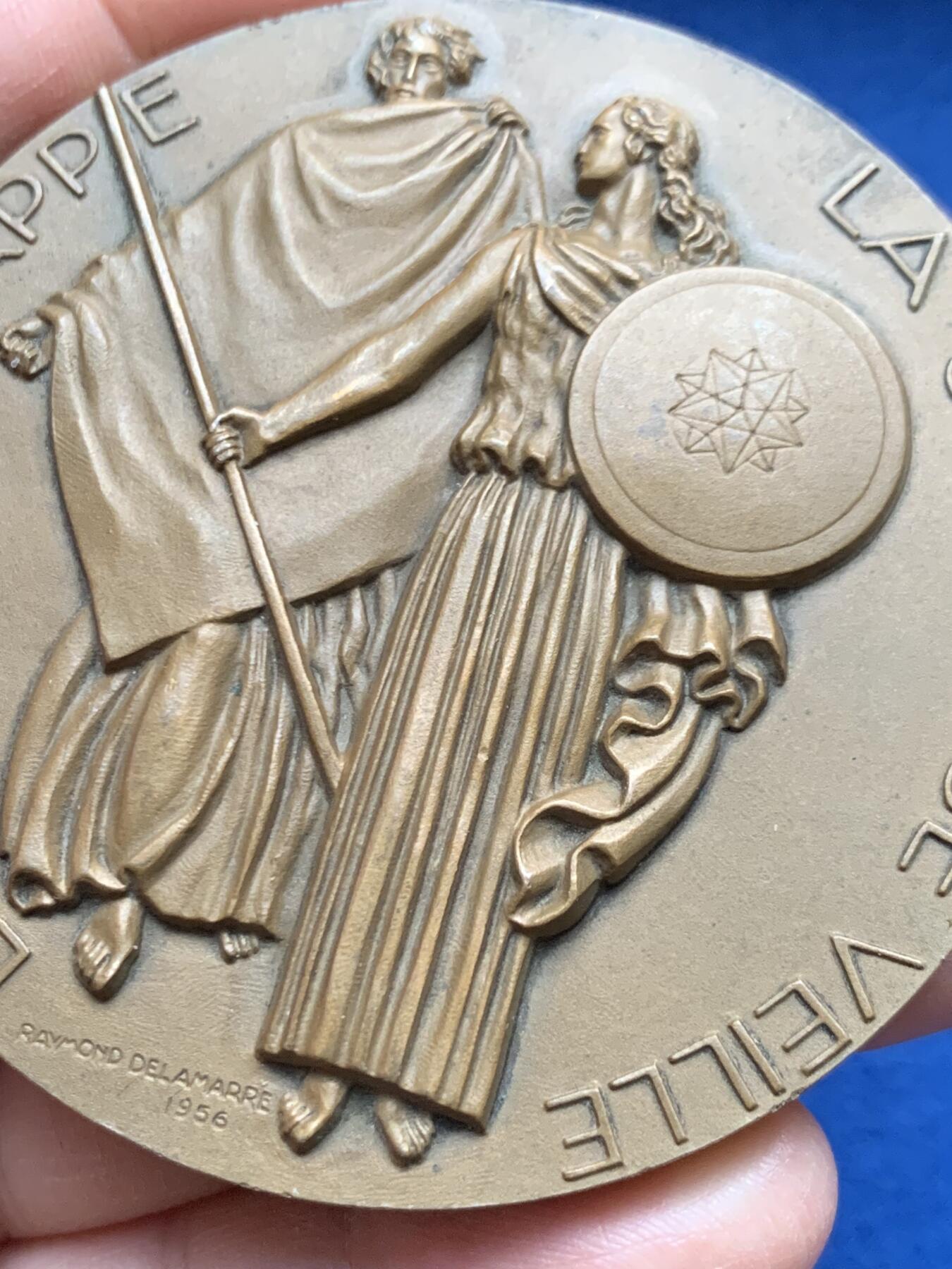 《竞宝斋》第451场 周日，周一，周二  3场连拍 （全场包邮，欢迎送拍） 1956年法国航空公司保险装饰艺术大规格铜章，作者：Delamarre，直径：67.5mm，重：156.7g