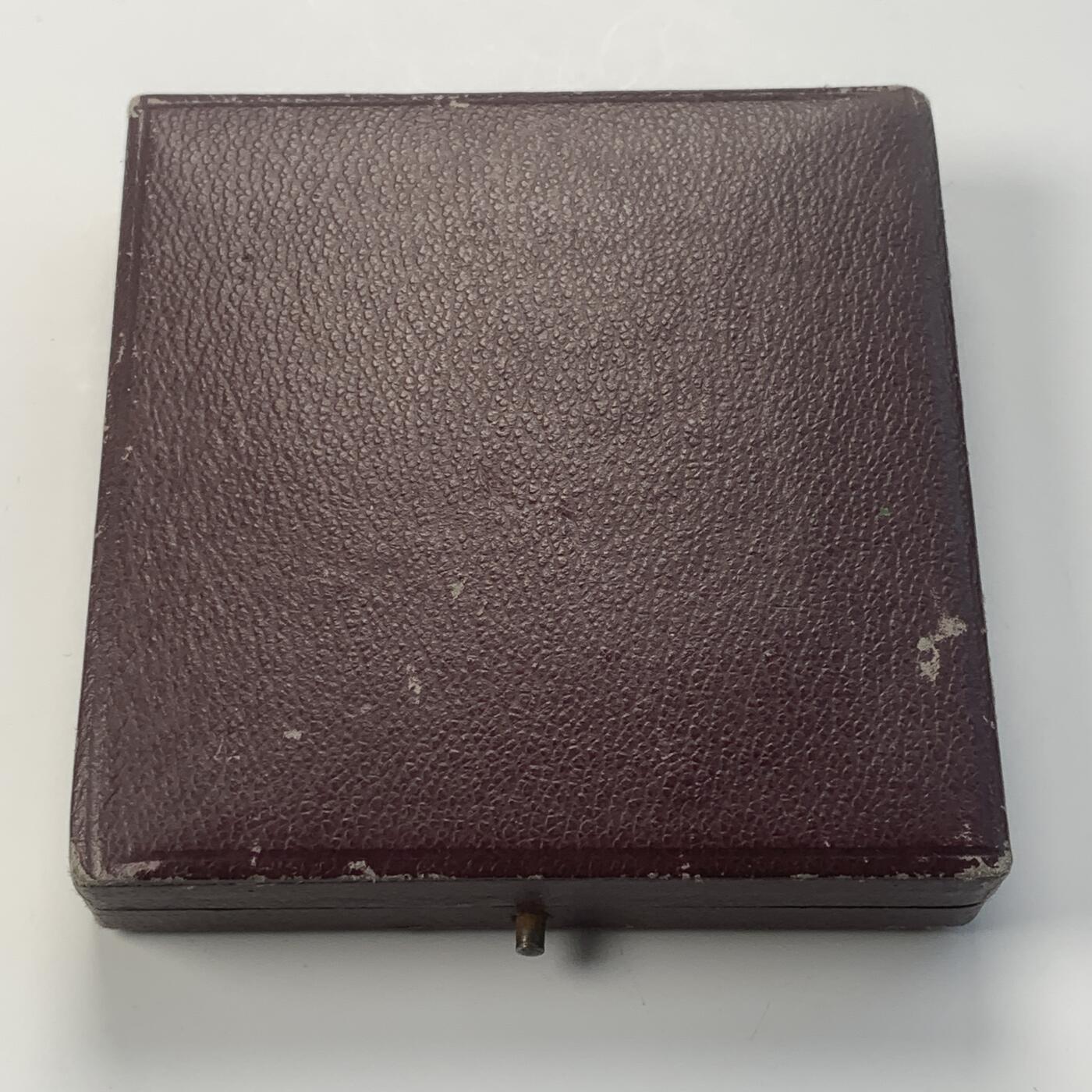 掌中浮雕-藏着的欧洲第047场 19世纪德国下巴伐利亚州手工艺品商会纪念矩形镀银大铜章， 51*54mm，55g， 原盒