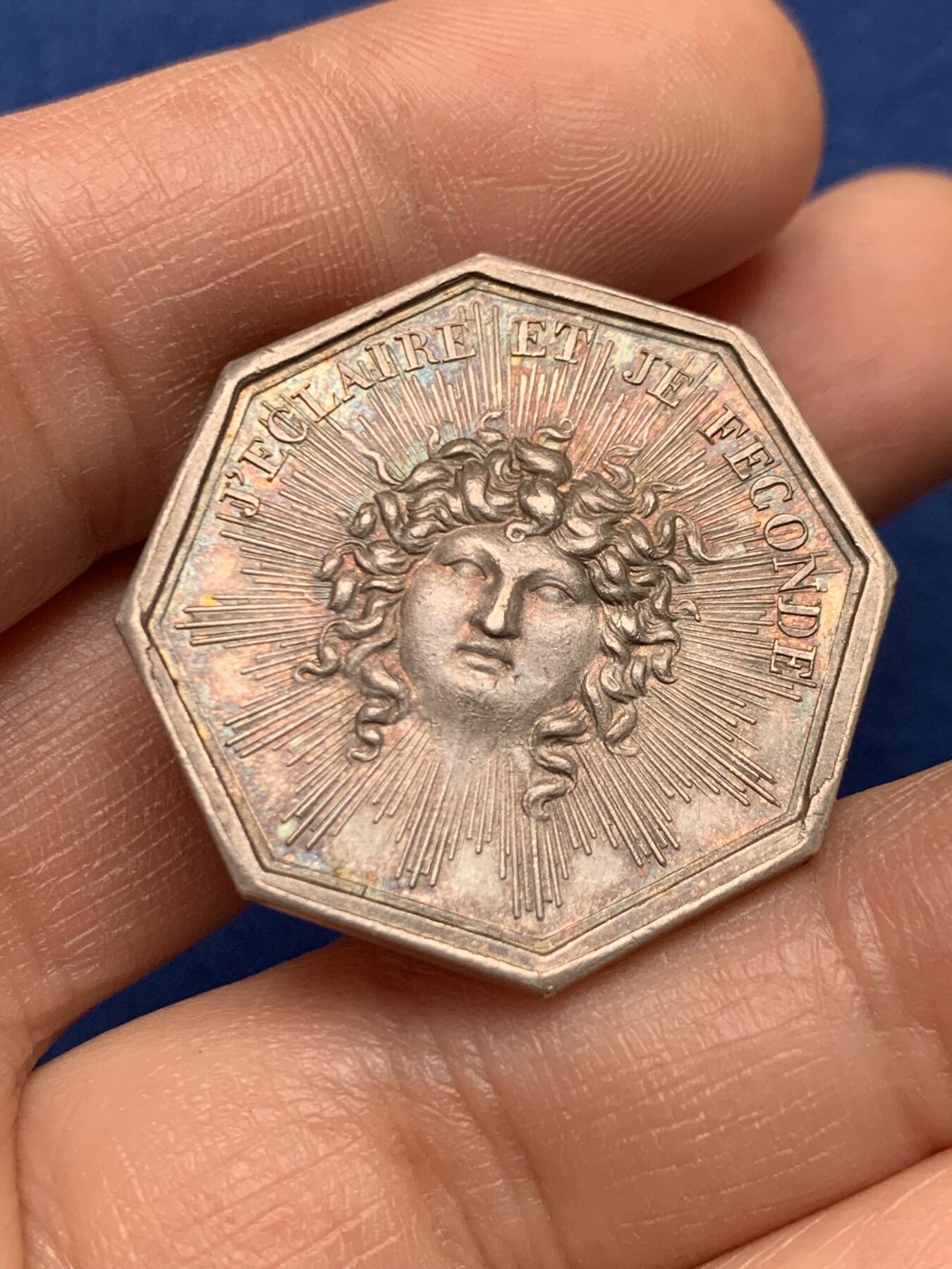 《竞宝斋》第451场 周日，周一，周二  3场连拍 （全场包邮，欢迎送拍） 法国婚姻与爱情八角银质代币，“我独自背负着整个世界”＆“我启迪智慧，我滋养万物”，13.21g，30.2mm，早期光边原铸