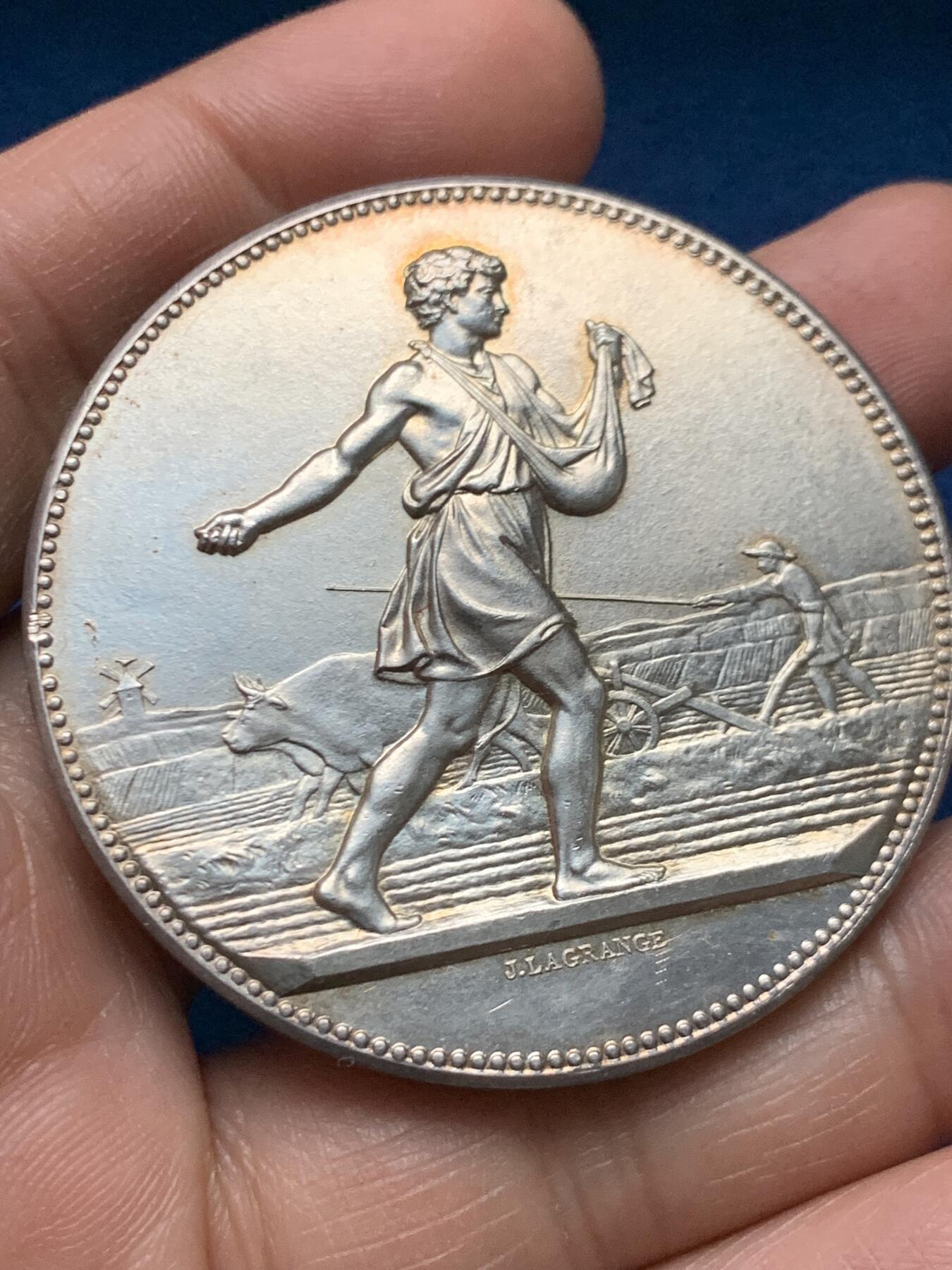 《竞宝斋》第451场 周日，周一，周二  3场连拍 （全场包邮，欢迎送拍） 法国奥布省农业展览会银章，著名雕刻家让·拉格朗日的《播种》，63.82g，50.5mm，丰饶角边铭