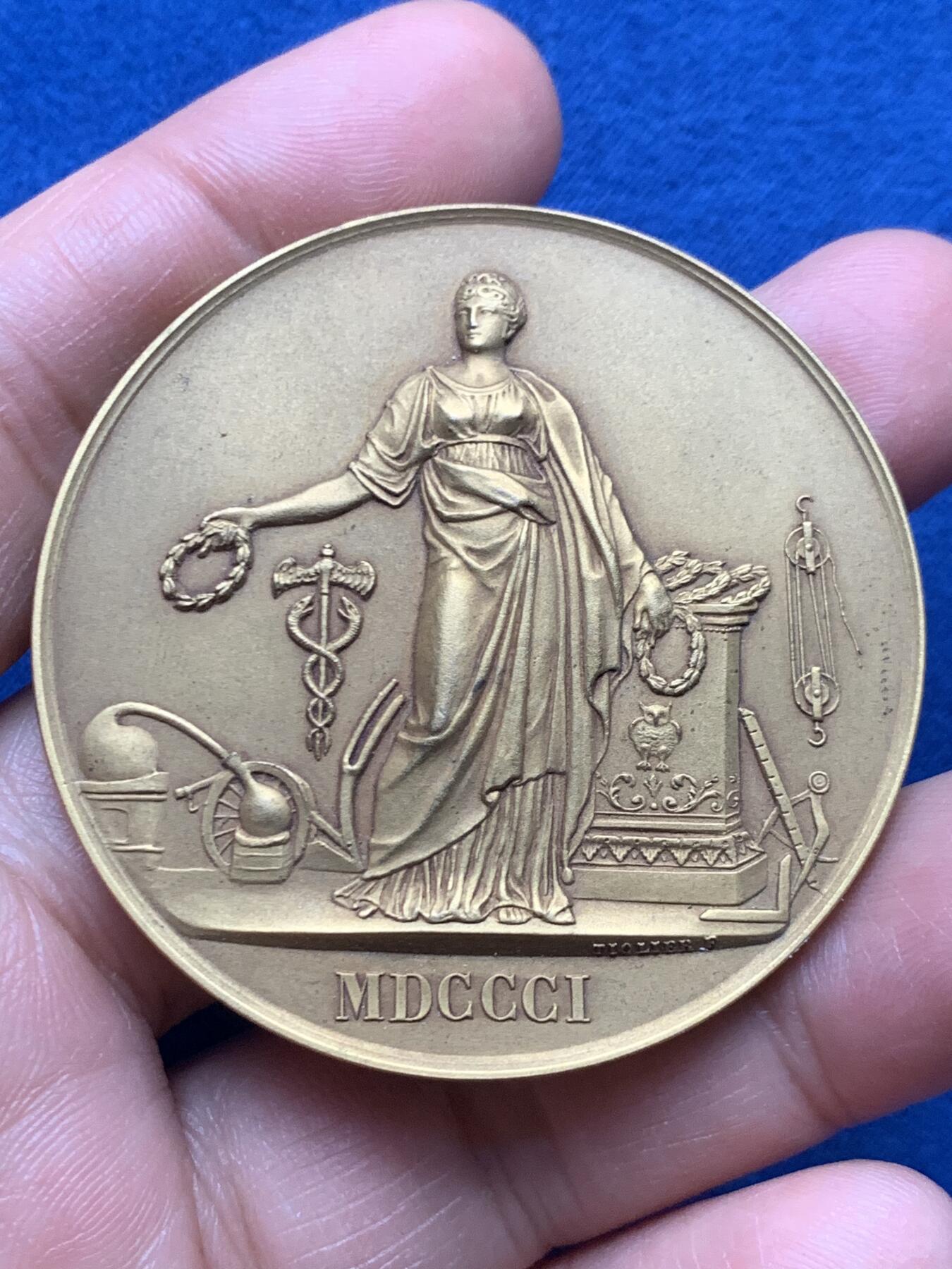 《竞宝斋》第451场 周日，周一，周二  3场连拍 （全场包邮，欢迎送拍） 法国国家工业鼓励协会镀金大铜章，53.7g，50.6mm,丰饶角铜标，品相很不错。