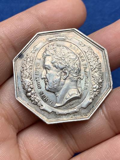 《竞宝斋》第451场 周日，周一，周二  3场连拍 （全场包邮，欢迎送拍） - 法国路易.菲利普一世头像凤凰火灾保险，八角大银章，极少见款。23.6克，36mm，手指银标，品相完整，表面无明显损伤。《竞宝斋》近期 MS64拍出3950元高价，可见该品种的稀缺性，好品更为难得