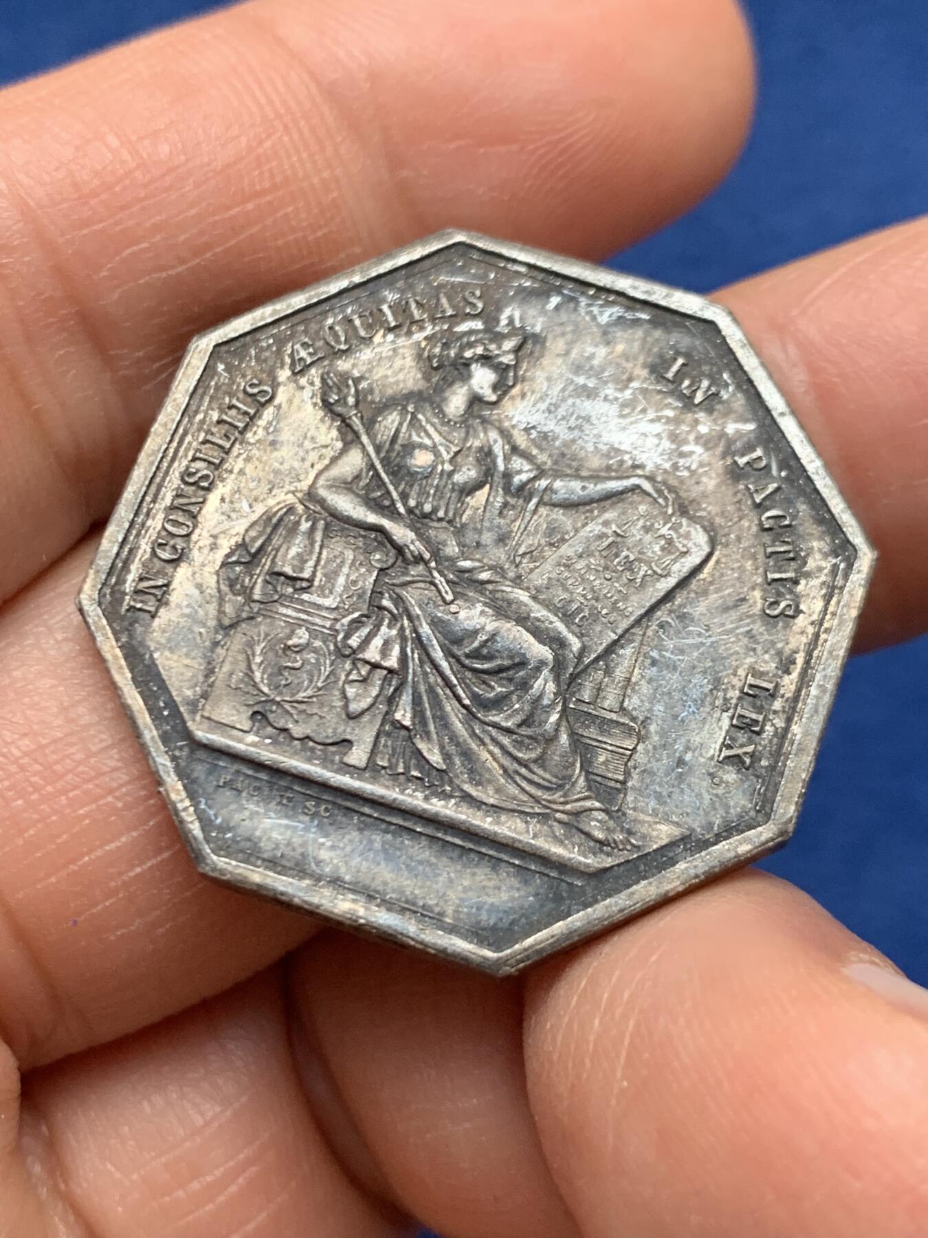 《竞宝斋》第451场 周日，周一，周二  3场连拍 （全场包邮，欢迎送拍） 法国昂热地区公证人协会八角银质代币，14.7g，30.6mm，丰饶角边铭