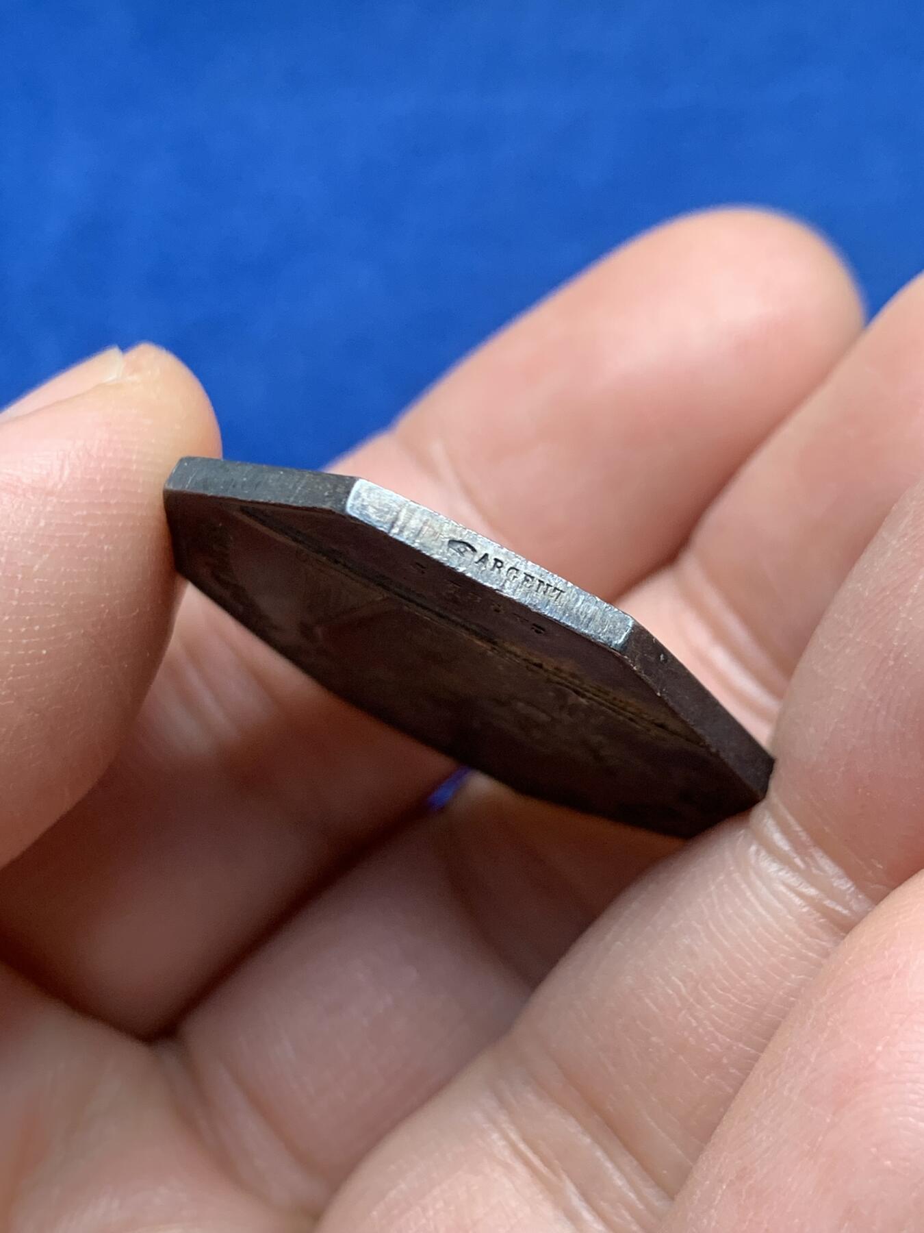 《竞宝斋》第451场 周日，周一，周二  3场连拍 （全场包邮，欢迎送拍） 法国Caque 欧塞尔公证人八角银质代币，13.2g，30.3mm，手指边铭