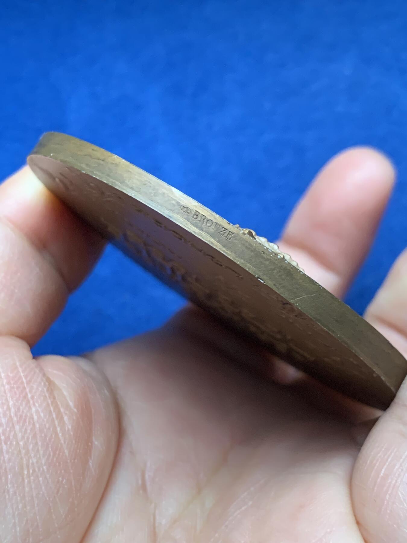 《竞宝斋》第451场 周日，周一，周二  3场连拍 （全场包邮，欢迎送拍） 1956年法国航空公司保险装饰艺术大规格铜章，作者：Delamarre，直径：67.5mm，重：156.7g