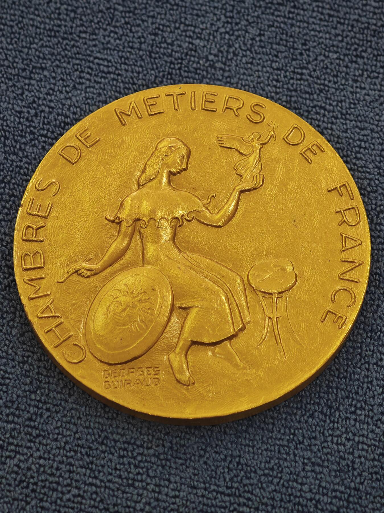 法国手工业商会镀金大铜章 直径58毫米，重量110克