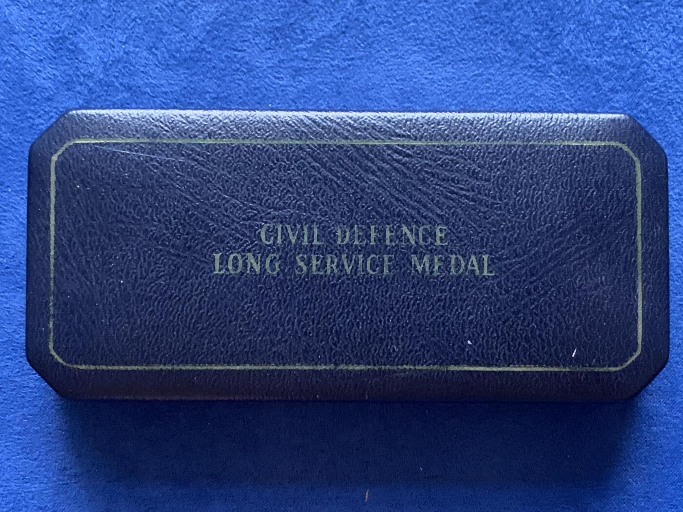 《竞宝斋》第451场 周日，周一，周二  3场连拍 （全场包邮，欢迎送拍） 英国民防长期服务奖章（CDM), 颁发给服役超过15年的人员，铜镍材质椭圆形，直径约37.8*31.8mm，总重约31.9克，带三色蓝丝带和原盒，品相极佳