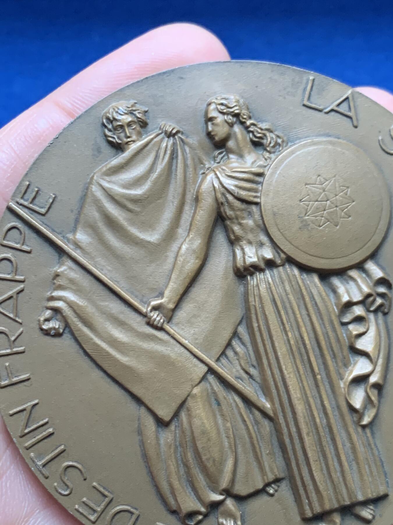 《竞宝斋》第451场 周日，周一，周二  3场连拍 （全场包邮，欢迎送拍） 1956年法国航空公司保险装饰艺术大规格铜章，作者：Delamarre，直径：67.5mm，重：156.7g