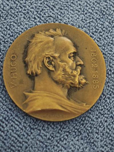 法国作家维克多.雨果铜像章 法国章牌雕塑大师夏普兰作品 直径23毫米， 重量23.3克 - 法国作家维克多.雨果铜像章 法国章牌雕塑大师夏普兰作品 直径23毫米， 重量23.3克