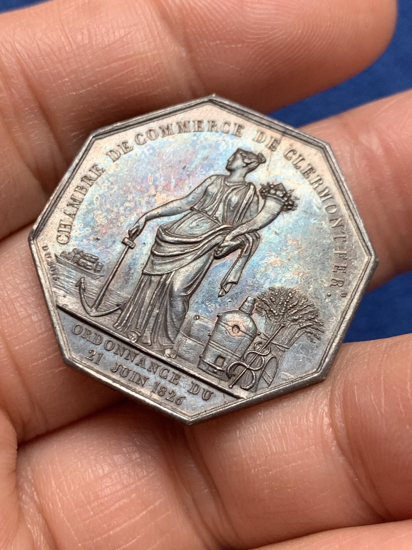 《竞宝斋》第451场 周日，周一，周二  3场连拍 （全场包邮，欢迎送拍） 法国八角银质代币，克莱蒙-费朗商会，12.02g，30.2mm，手指背面