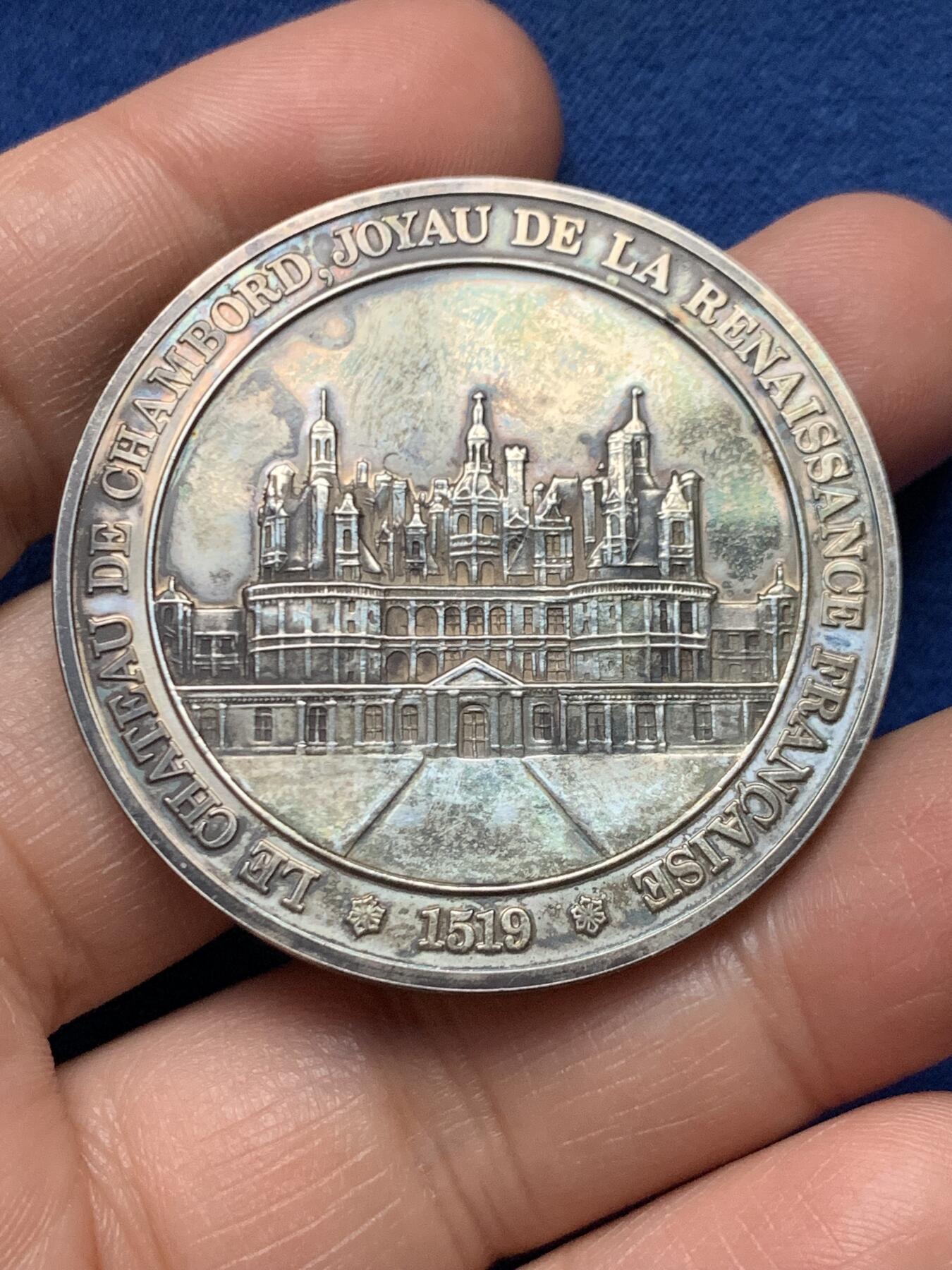 《竞宝斋》第451场 周日，周一，周二  3场连拍 （全场包邮，欢迎送拍） 法国香波城堡银章，直径44.2mm，重38.23克，菱形边铭。