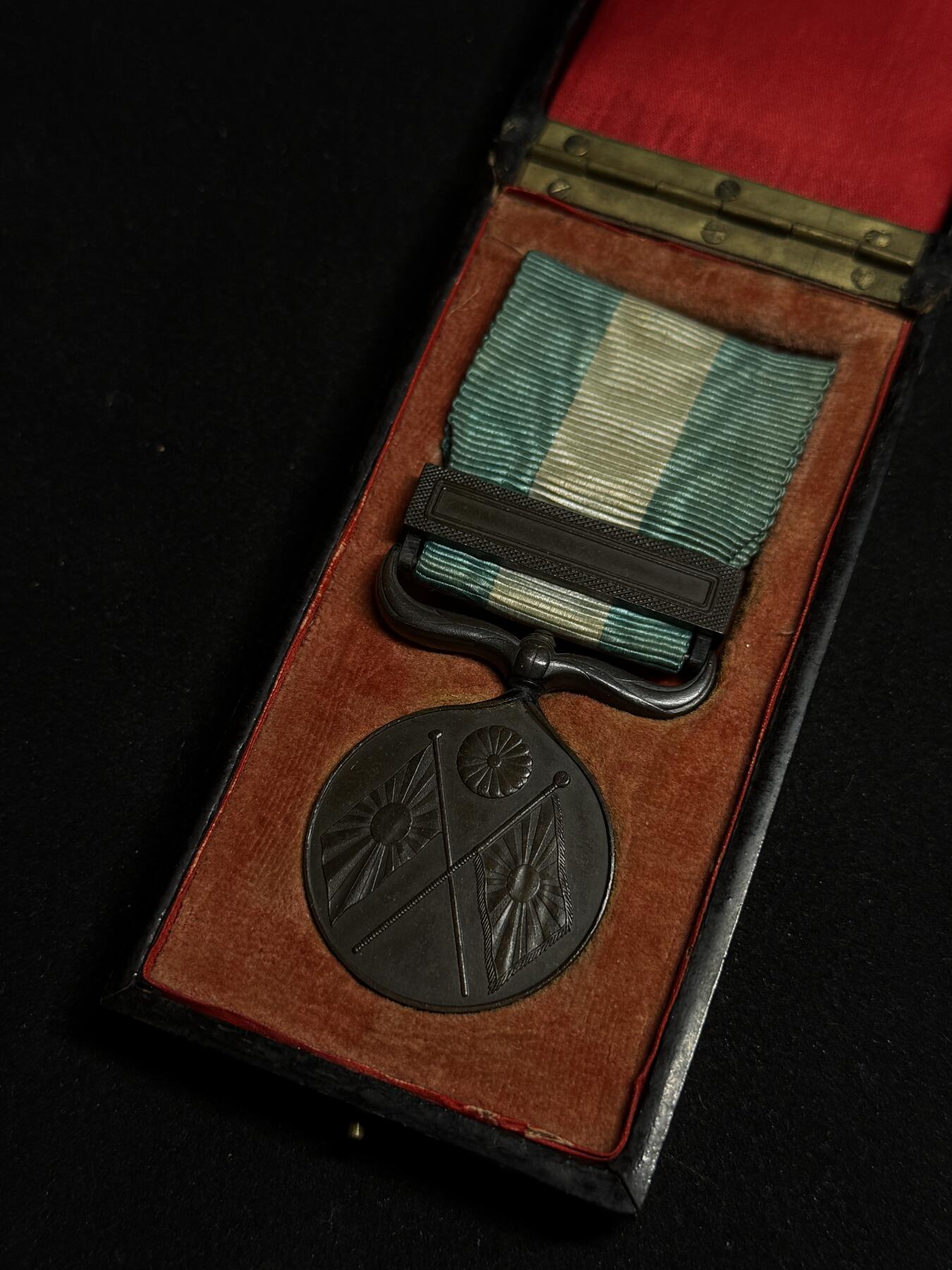 欢庆元旦！戎马世界章牌大赏第109期元旦大拍 勿忘国耻，珍爱和平！日本甲午战役从军记章，盒子有瑕疵