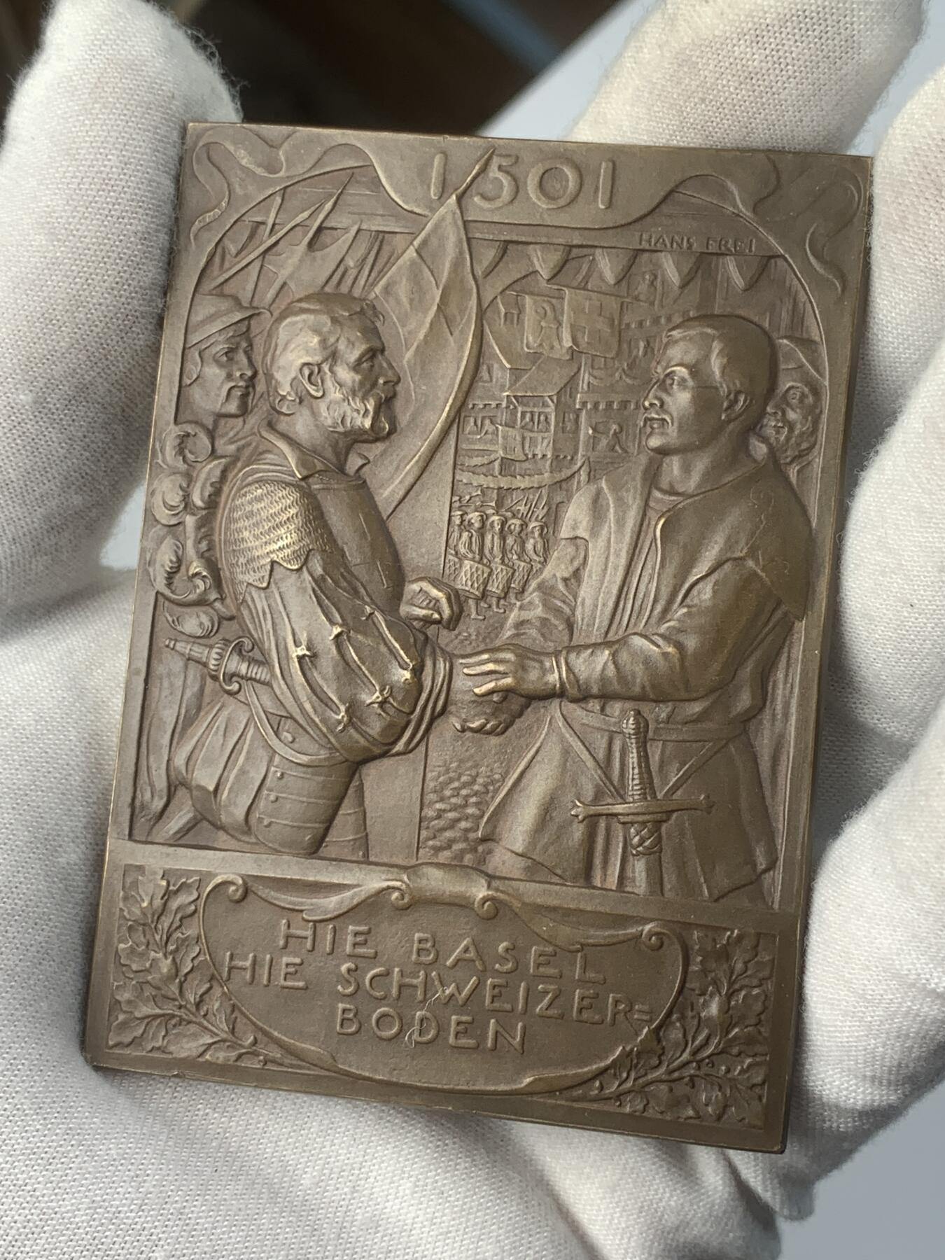 掌中浮雕-藏着的欧洲第047场 1901年瑞士巴塞尔加入瑞士联邦400周年纪念矩形大铜章，58mm*80mm