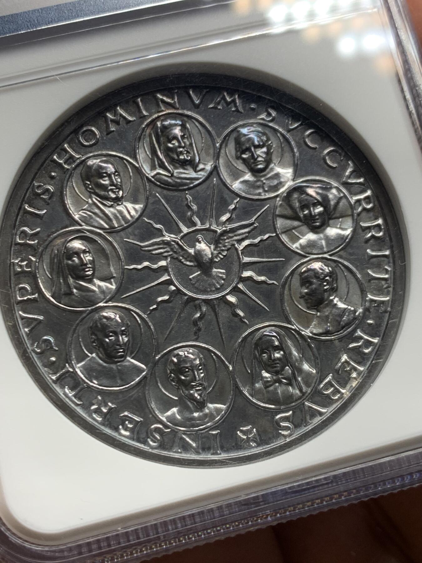 《竞宝斋》第451场 周日，周一，周二  3场连拍 （全场包邮，欢迎送拍） NGC MS62 梵蒂冈庇护十二世银章，背面是当时天主教会推崇的九圣人像，边文拉丁语：已被接入神界的众神们，快来救助人类的危难吧！加厚盒