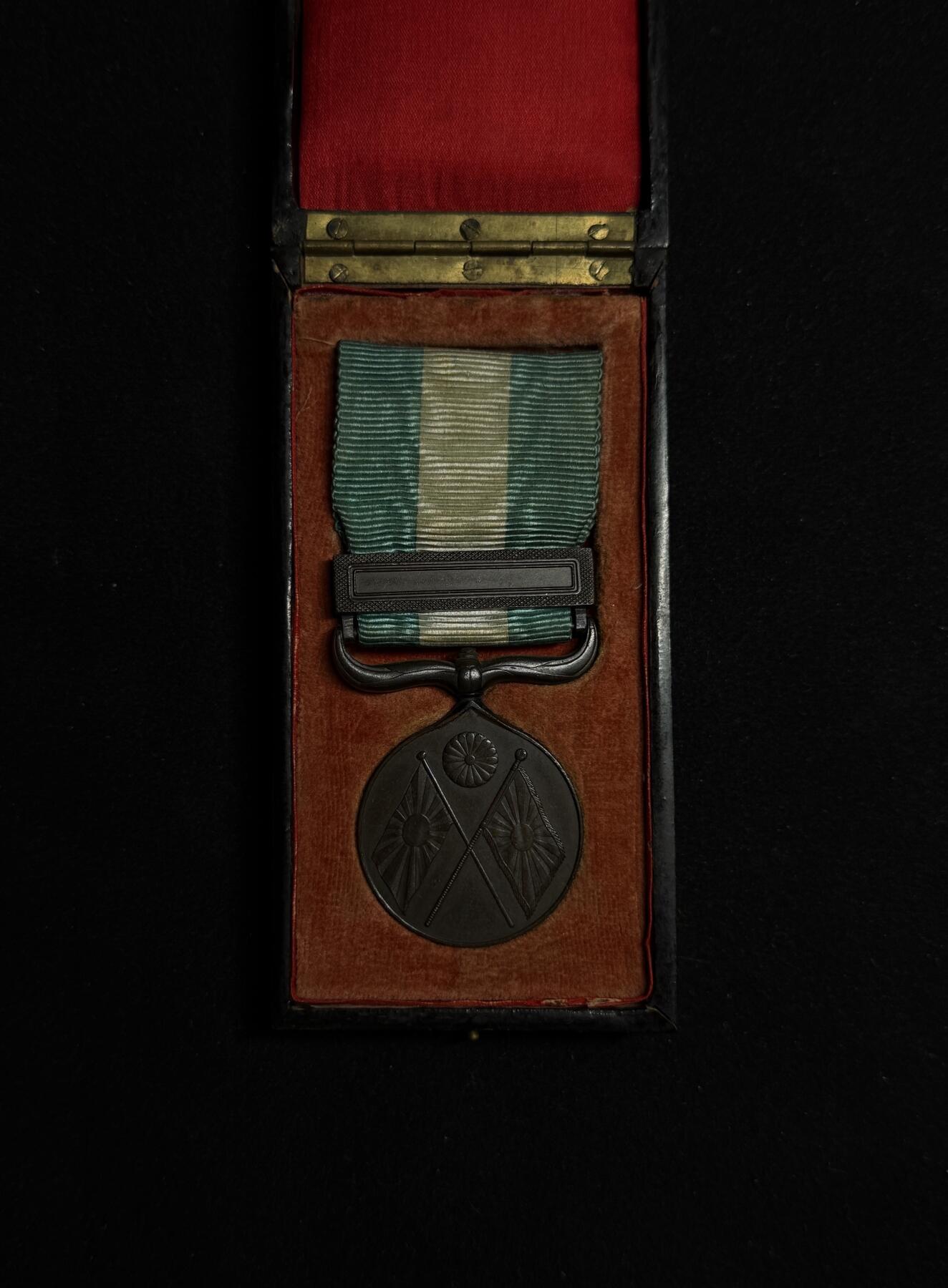 欢庆元旦！戎马世界章牌大赏第109期元旦大拍 勿忘国耻，珍爱和平！日本甲午战役从军记章，盒子有瑕疵