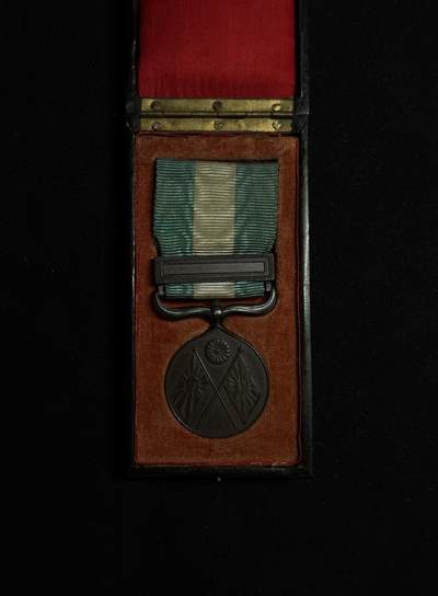 欢庆元旦！戎马世界章牌大赏第109期元旦大拍 - 勿忘国耻，珍爱和平！日本甲午战役从军记章，盒子有瑕疵