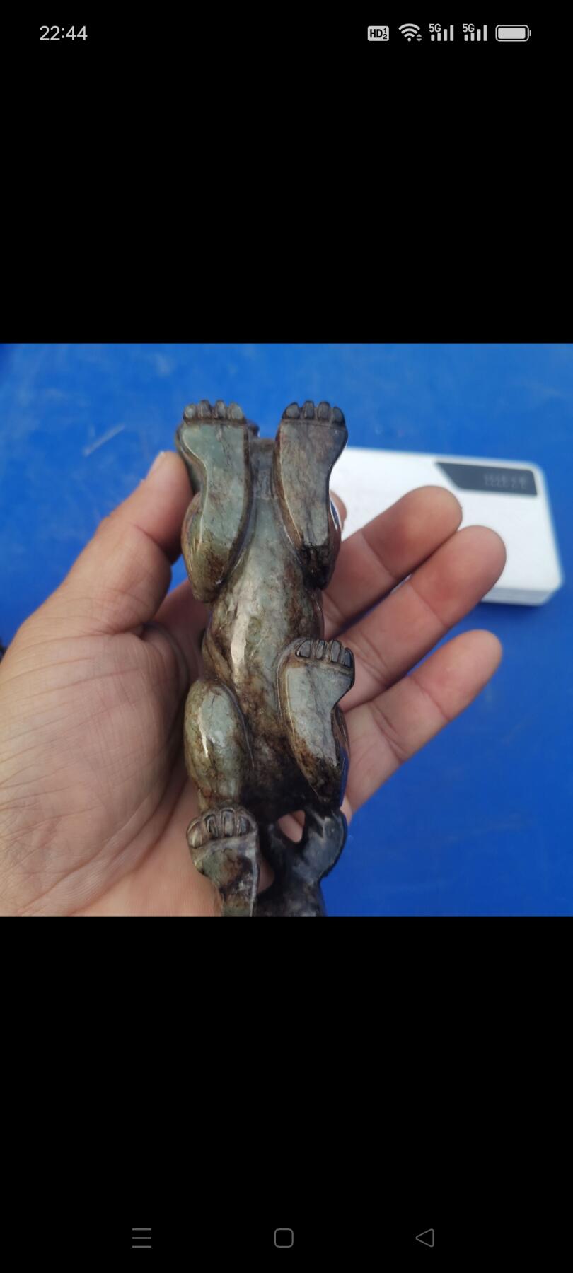 和田玉瑞兽摆件，老玉材质，雕工细致，造型生动，整体保存不错，有自然沁色和包浆，适合收藏或家居摆放。